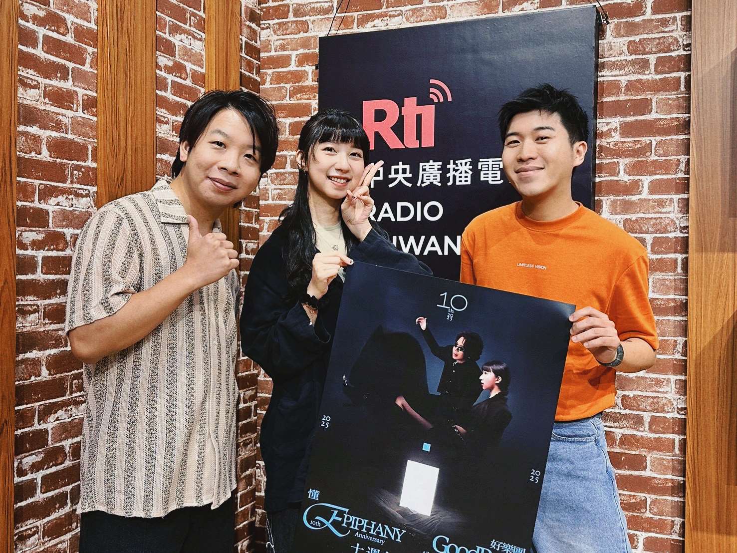 來賓好樂團與主持人內克（右一）