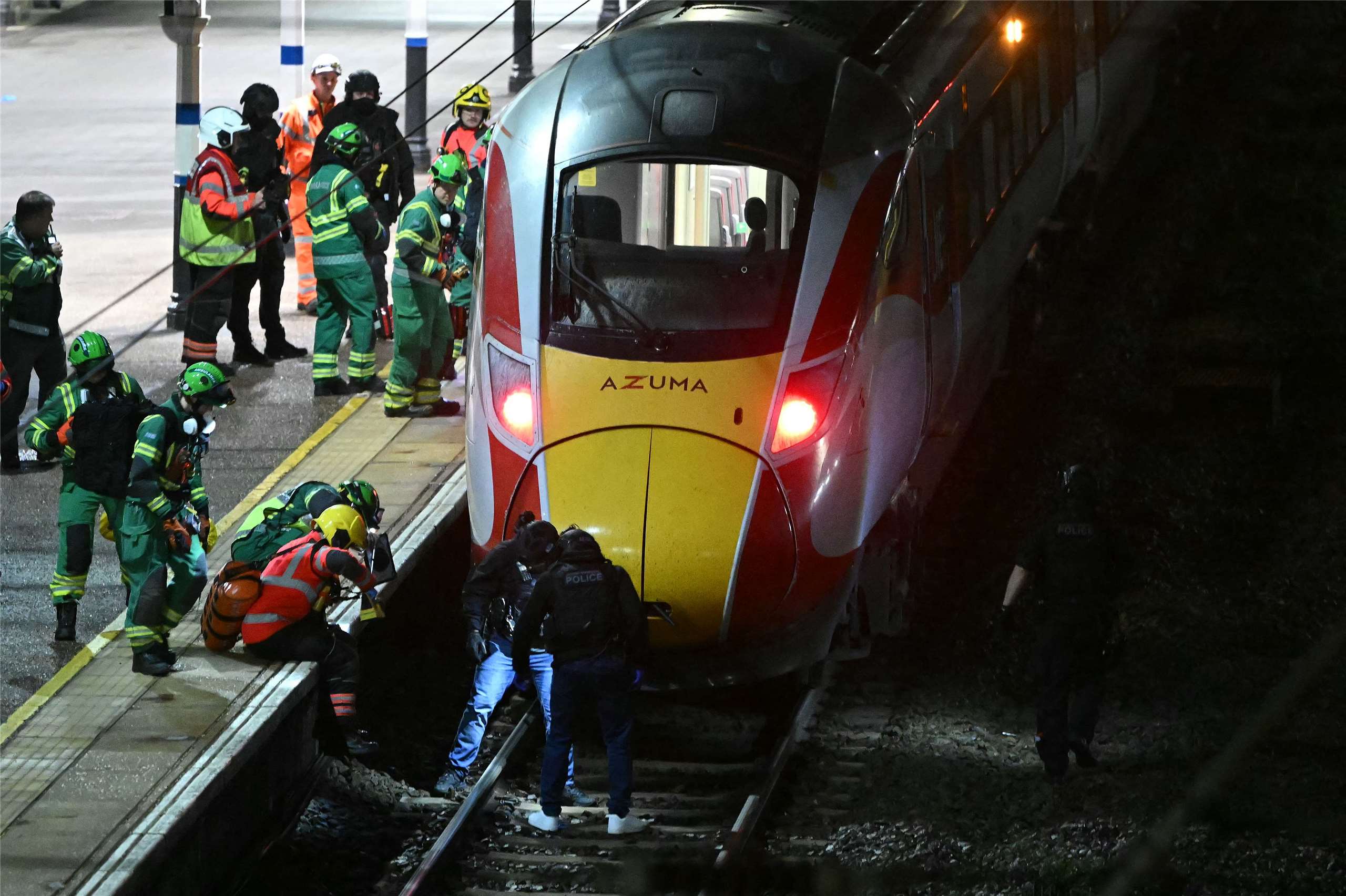 在英格蘭東部亨丁頓一列火車上1日發生持刀砍人事件，警方和緊急救援人員在亨丁頓火車站一列LNER Azuma列車下方的鐵軌上進行搜查。