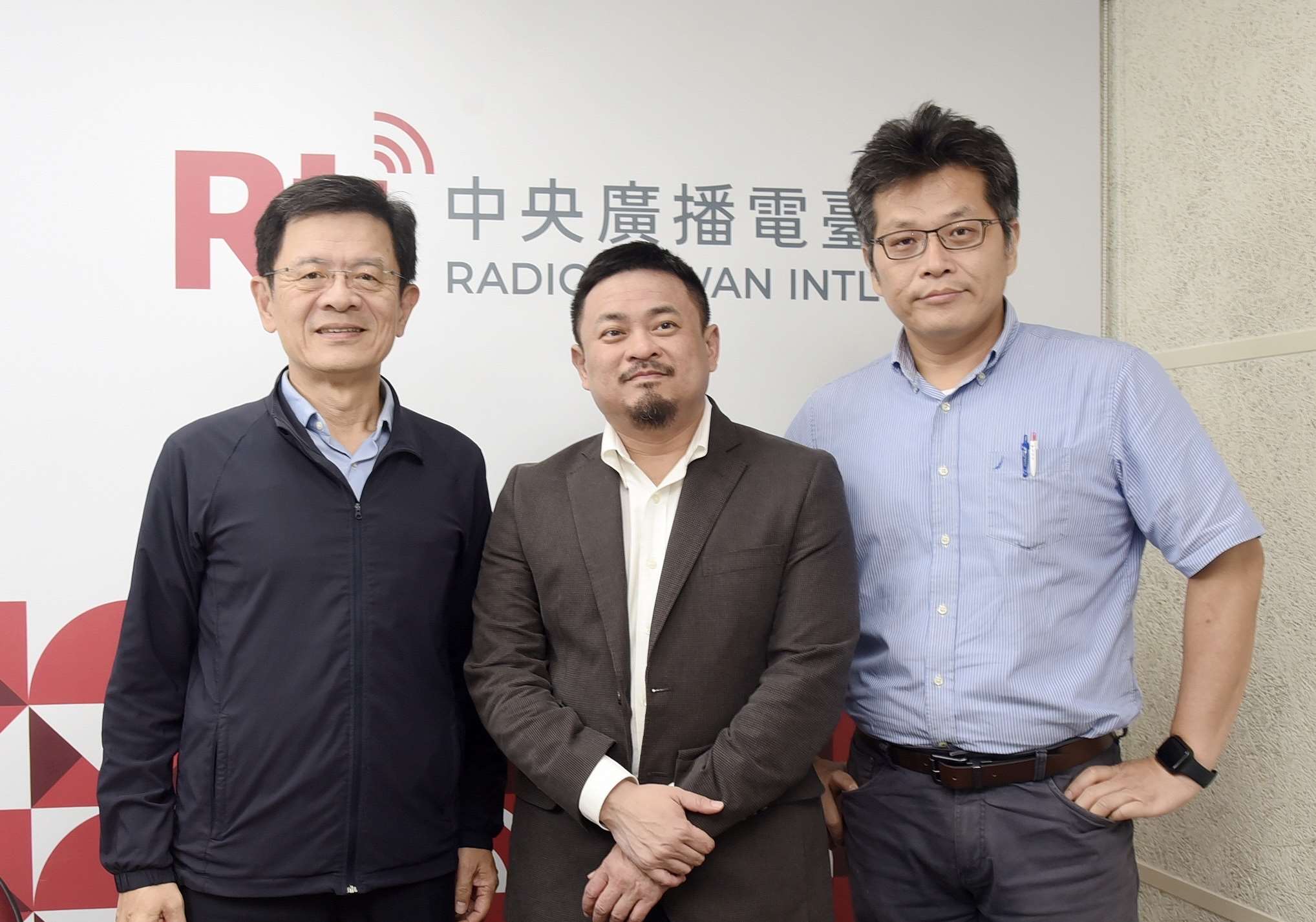 「這樣看中國」節目主持人蔡明芳(右)訪勞動部長洪申翰(中)，左為央廣張瑞昌總臺長