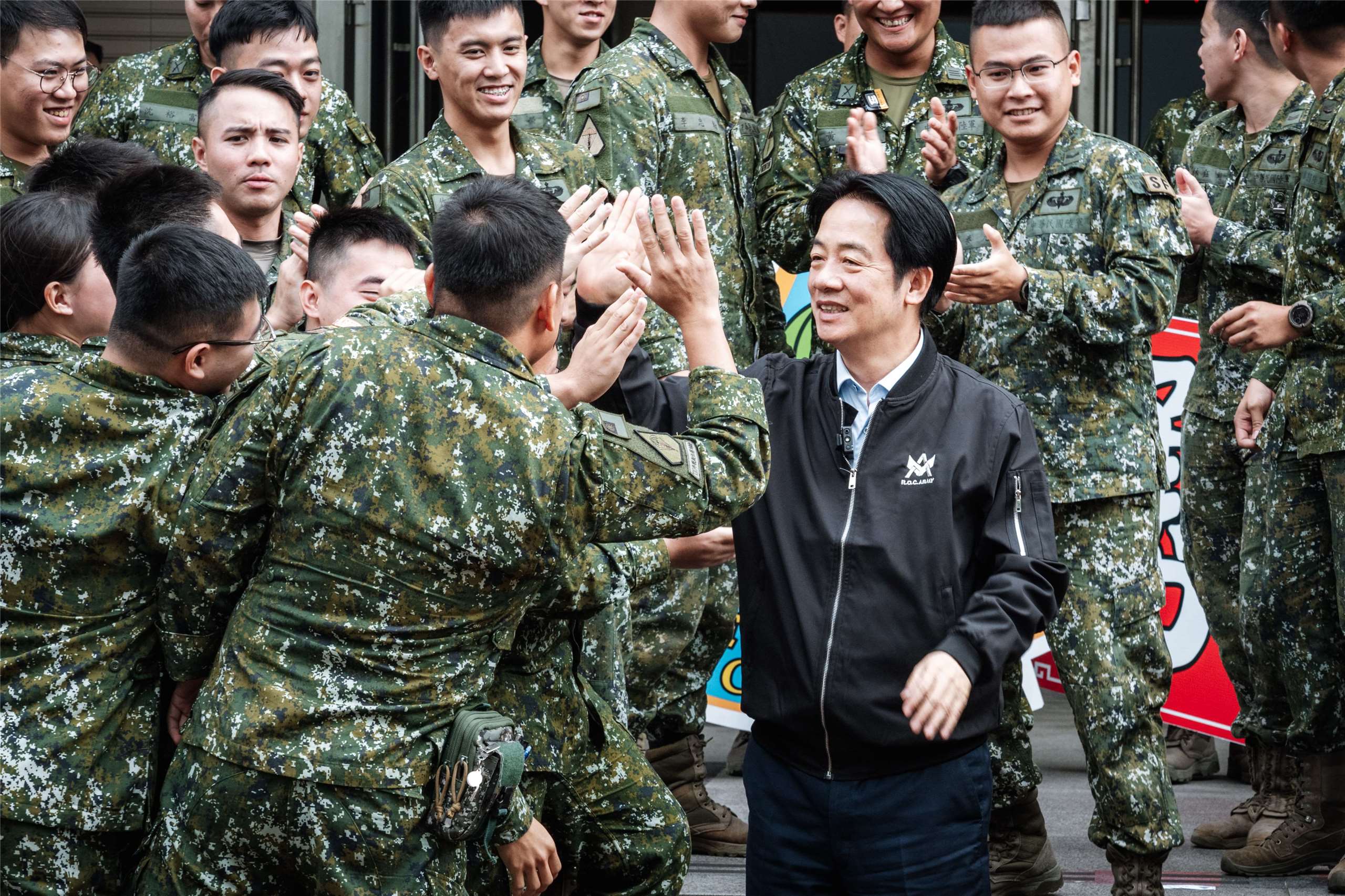 賴清德總統4日下午前往桃園武漢、龍駒及龍蟠營區勗勉北部地區救災部隊，感謝國軍協助救災。 (陸軍司令部提供)