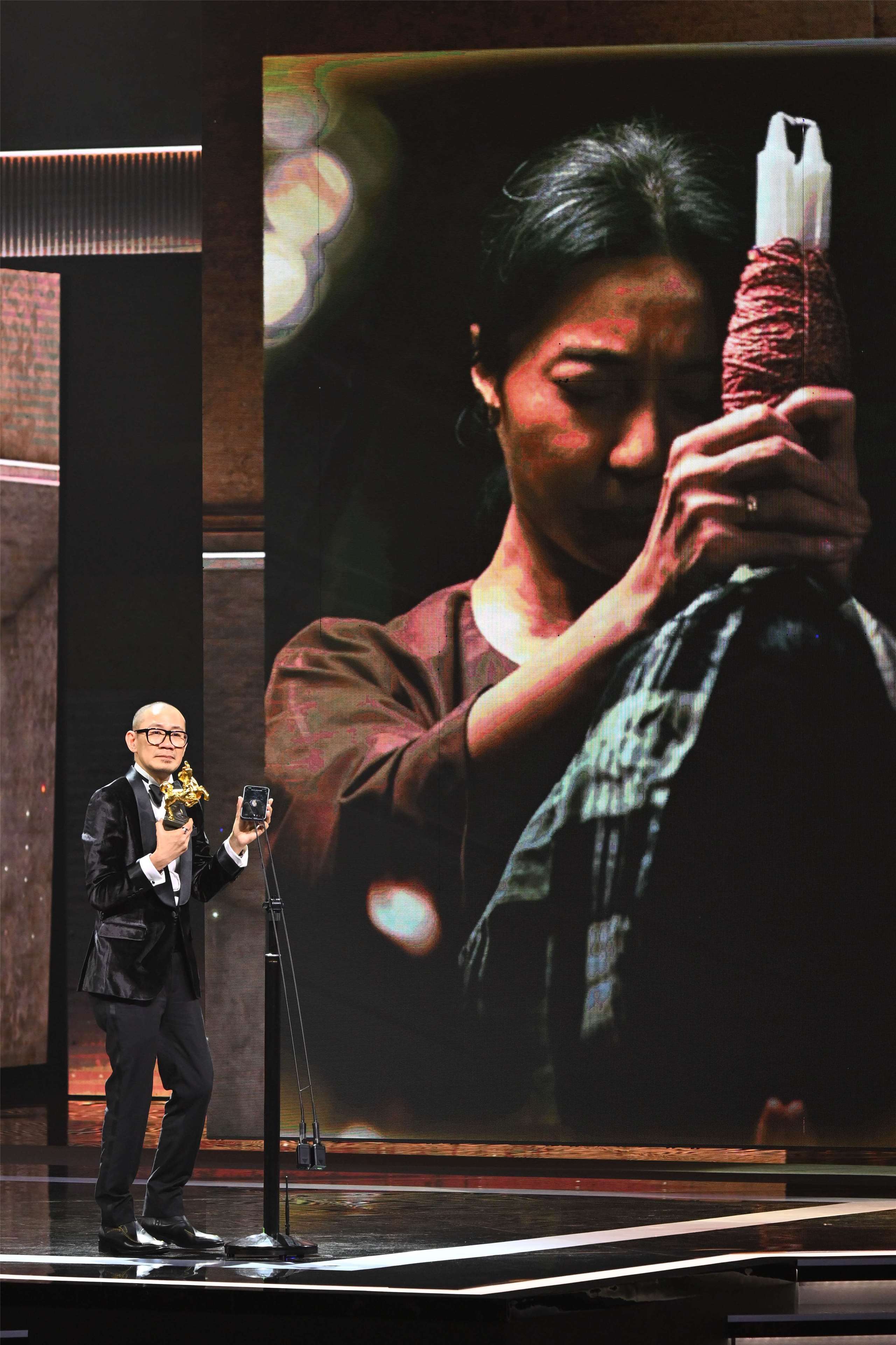 中國演員范冰冰以《地母》奪下本屆金馬影后，由導演張吉安代為領獎。(金馬執委會提供)

