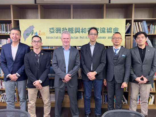 東海大學政治學系、亞洲政經與和平交流協會3日舉辦「中國在印太」座談會，邀請跨國學者對談中國在印太戰略布局的改變。圖左起：林子立、譚偉恩、Graeme Smith、張峻豪、王宏仁、劉明浩。(東海大學政治系提供)