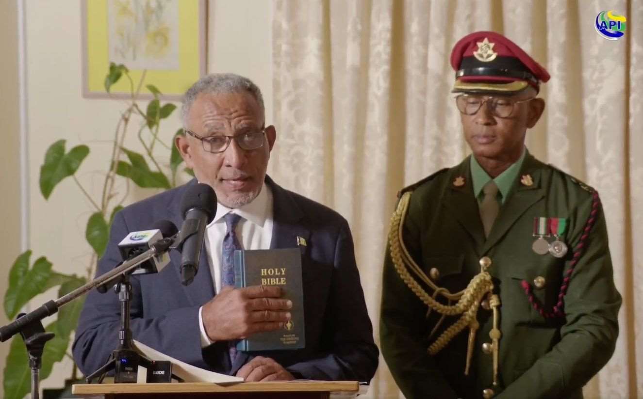 聖文森及格瑞那丁新總理佛萊代(Godwin Friday)28日宣誓就職。(圖:翻拍自APISVG臉書)