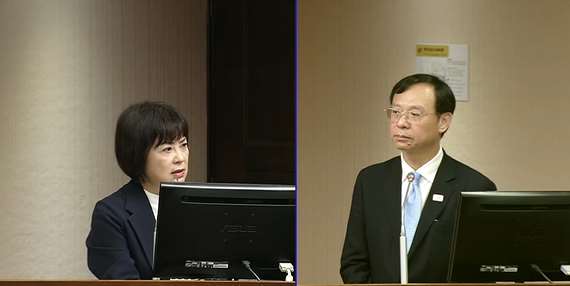民進黨立委林月琴(左)質詢衛福部長石崇良有關日前法官建請總統特赦一名因不堪長年照顧重癱兒而涉嫌悶死兒子的長照悲歌案件看法。(翻攝立院直播)