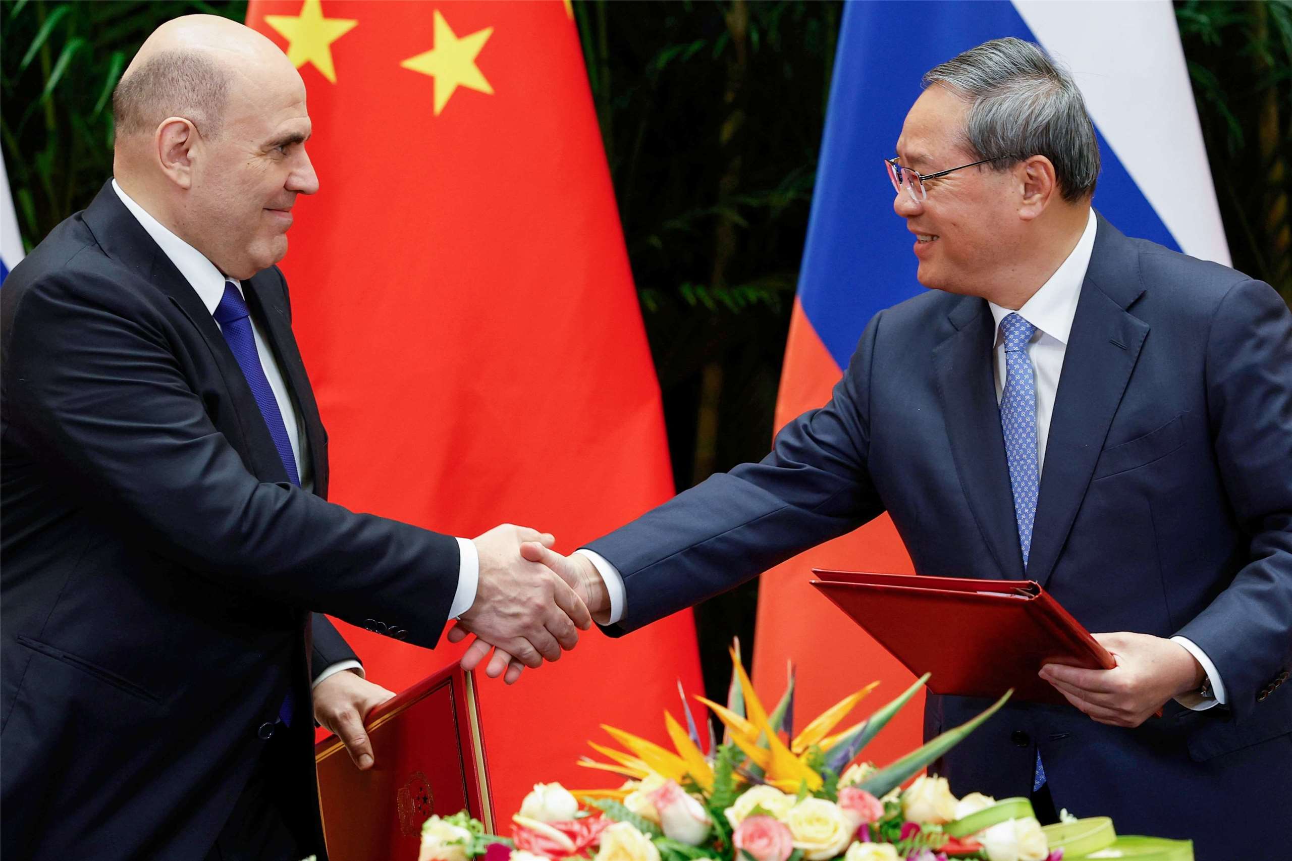 俄羅斯總理米舒斯京(左)、中國國務院總理李強(右)。