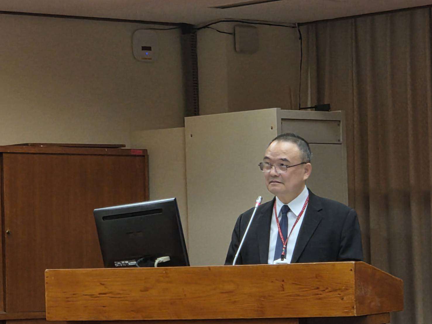 針對故宮前院長吳密察批故宮人不夠專業 ，故宮現任院長蕭宗煌(圖)6日在立法院教委會上對此說法，替故宮同仁打抱不平，強調「故宮人是故宮的寶」。(江昭倫 攝)