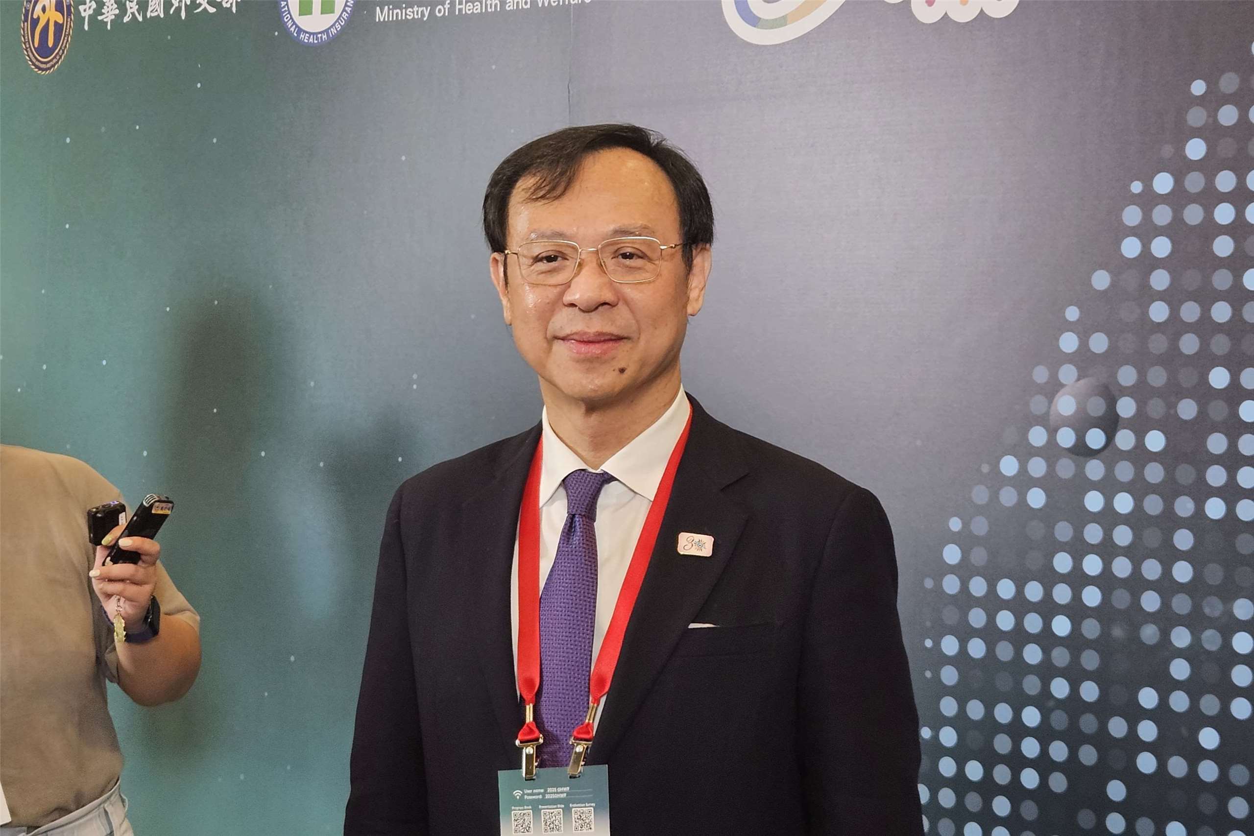 衛福部長石崇良17日表示，將與農政單位合作，採風險分層方式，針對市售蛋擴大抽驗。(劉品希 攝)