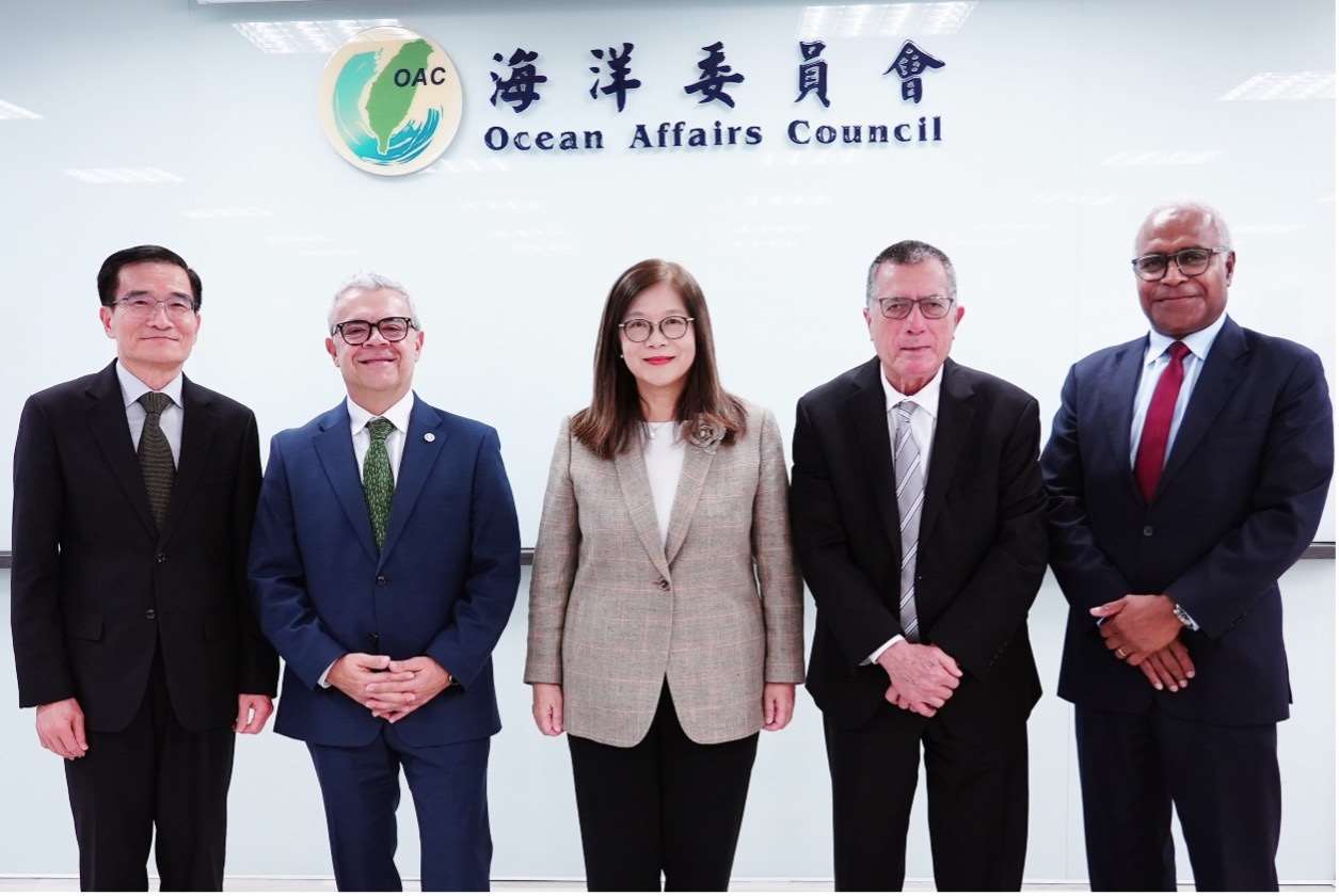 海委會管碧玲主委（正中間）與馬紹爾群島John M. Silk大使（右2）、巴拉圭Marcelo Eliseo Scappini Ricciardi大使（左2）、斐濟Filipo Tarakinikini大使（右1）合影。圖：海委會提供