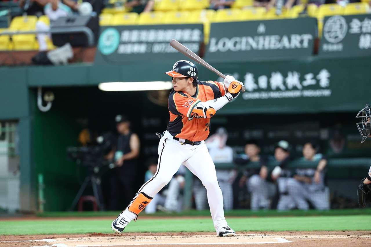 「台灣隊長」陳傑憲首本人生著作《突破極限的信念：從場內到場外，台灣隊長全力以赴的堅持與自白》由聯經出版，以紀實文字與熱血漫畫，完整呈現「台灣隊長」陳傑憲的心路與信念。（圖片出處：《突破極限的信念》／聯經出版，圖片提供：統一獅官方粉絲團）