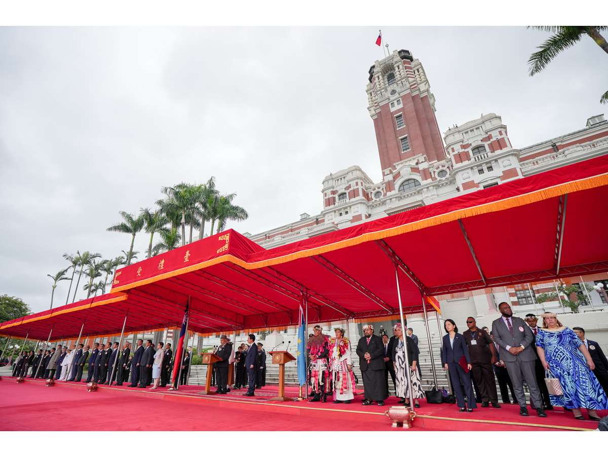 太平洋友邦吐瓦魯總理戴斐立(Feleti Teo)率團來台進行國是訪問 (圖取外長林佳龍臉書)