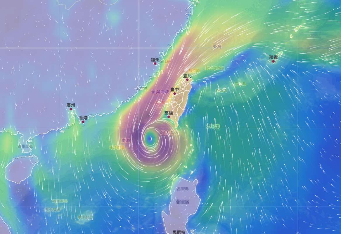 輕度颱風「鳳凰」12日上午11時的中心位置已來到鵝鑾鼻西方140公里的近海。(翻攝氣象署官網)