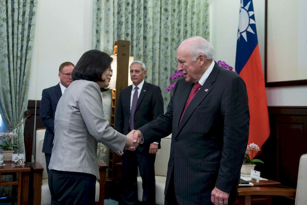 2017年蔡英文總統接見美國前副總統錢尼(Richard Cheney)。攝於2017年8月7日。(圖：總統府提供)