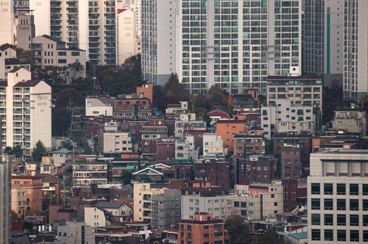 南韓公布外國人土地、住宅持有統計，截至今年6月底持有住宅逾10萬戶，其中由中國人持有占比56.6%。圖為首爾地區房屋。示意圖 (Unsplash)