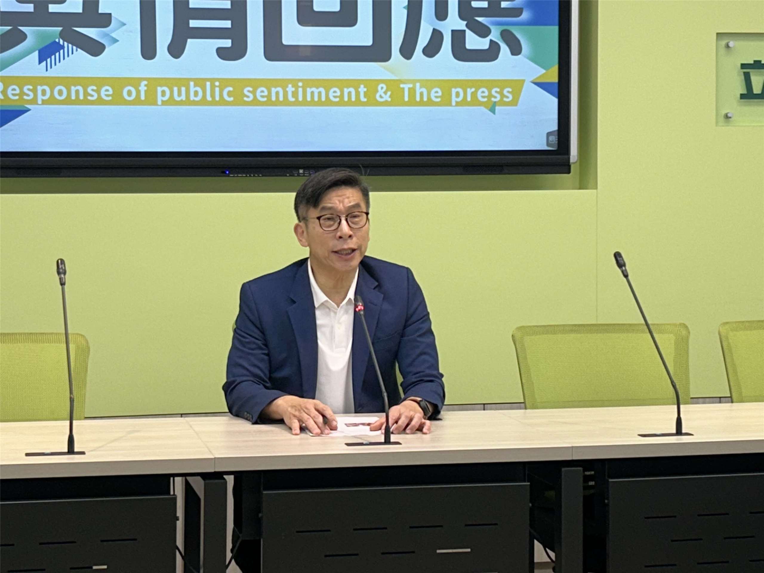 針對國民黨團總召傅崐萁提出國籍法修正草案，民進黨團幹事長鍾佳濱今天(27日)表示，傅崐萁所提的國籍法修法，背離民主國家最金本公務員對國家忠誠原則，公務員代表國家依法行使公權力，不可能負擔他國政府法律規範其蒐集情報或顛覆其他國家的任務，不可以有雙重效忠對象。(趙婉淳 攝)


