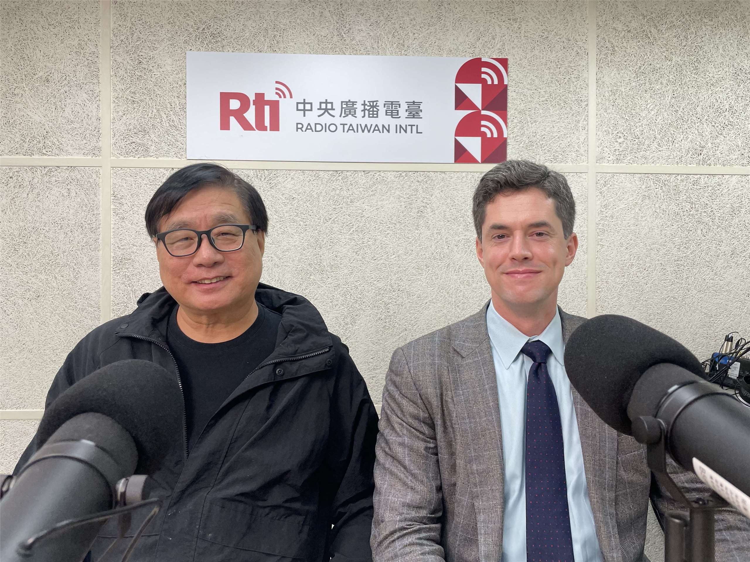 位於華府的「世界政治研究所」(The Institute of World Politics)的研究生暨研究員Lan Everhart( 憶安)接受央廣專訪。( 圖左：主持人楊憲宏；圖右：憶安) 