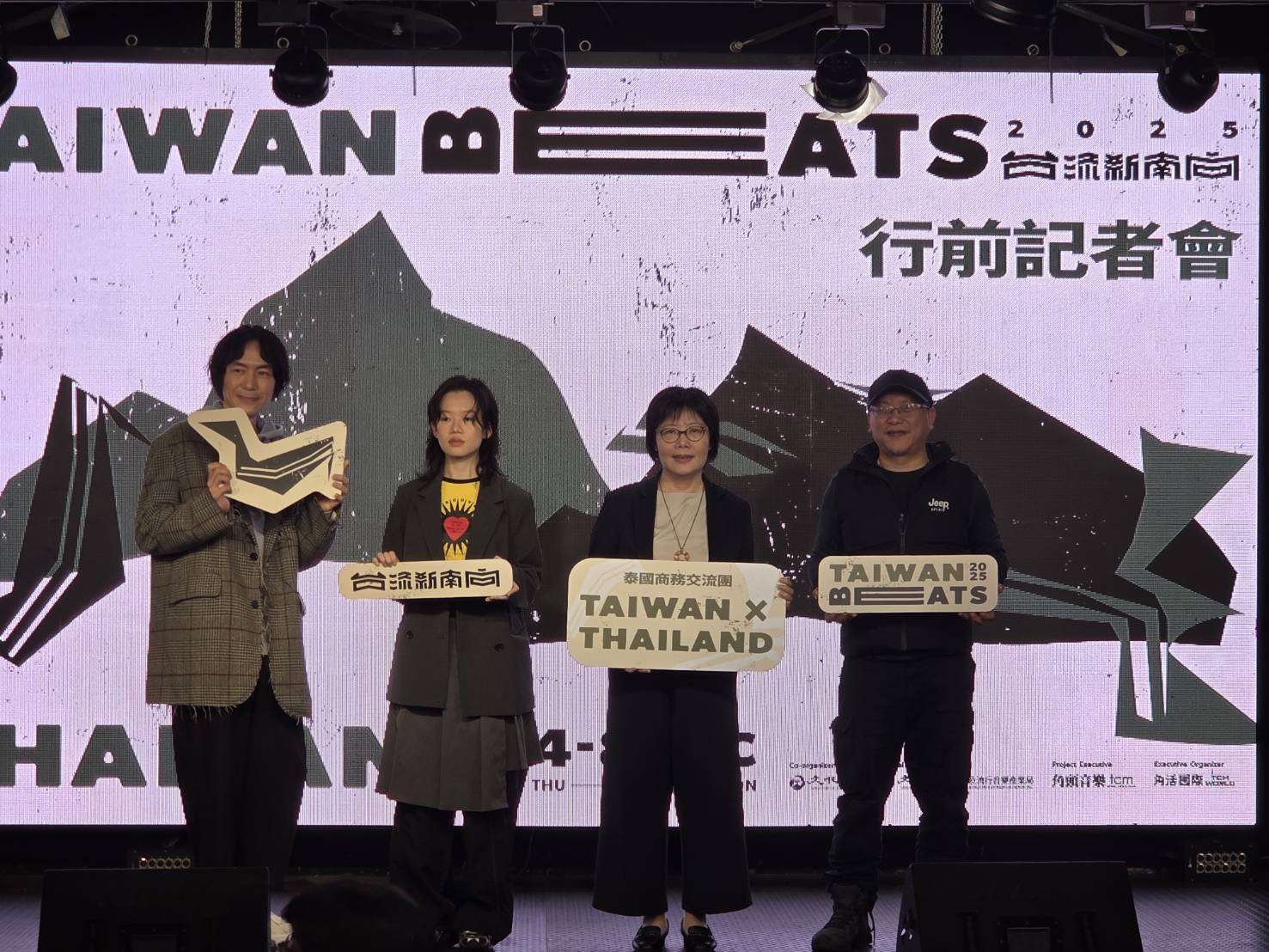 文化部影視局27日舉辦「流行音樂拓展東南亞市場計畫」啟動記者會，首站將前進泰國。左起音樂人韓立康、Andr、文化部影視局長王淑芳、瀚草文創董事長湯昇榮。(江昭倫 攝)