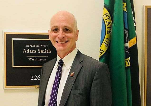 軍事委員會民主黨首席議員史密斯。 (圖:史密斯臉書)