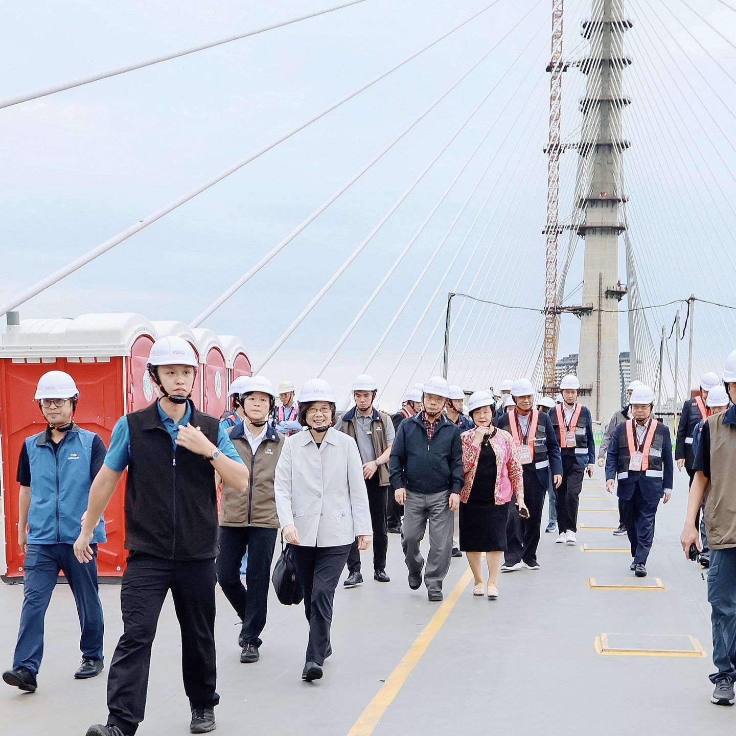 前總統蔡英文23日偕同前行政院長蘇貞昌參觀淡江大橋，讚中央與地方合作典範。(蔡英文臉書)