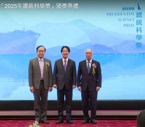 賴清德總統11日頒獎給「2025年總統科學獎」得主中央研究生命科學組梁賡義及工程科學組葉均蔚兩位院士。(翻攝自總統府)