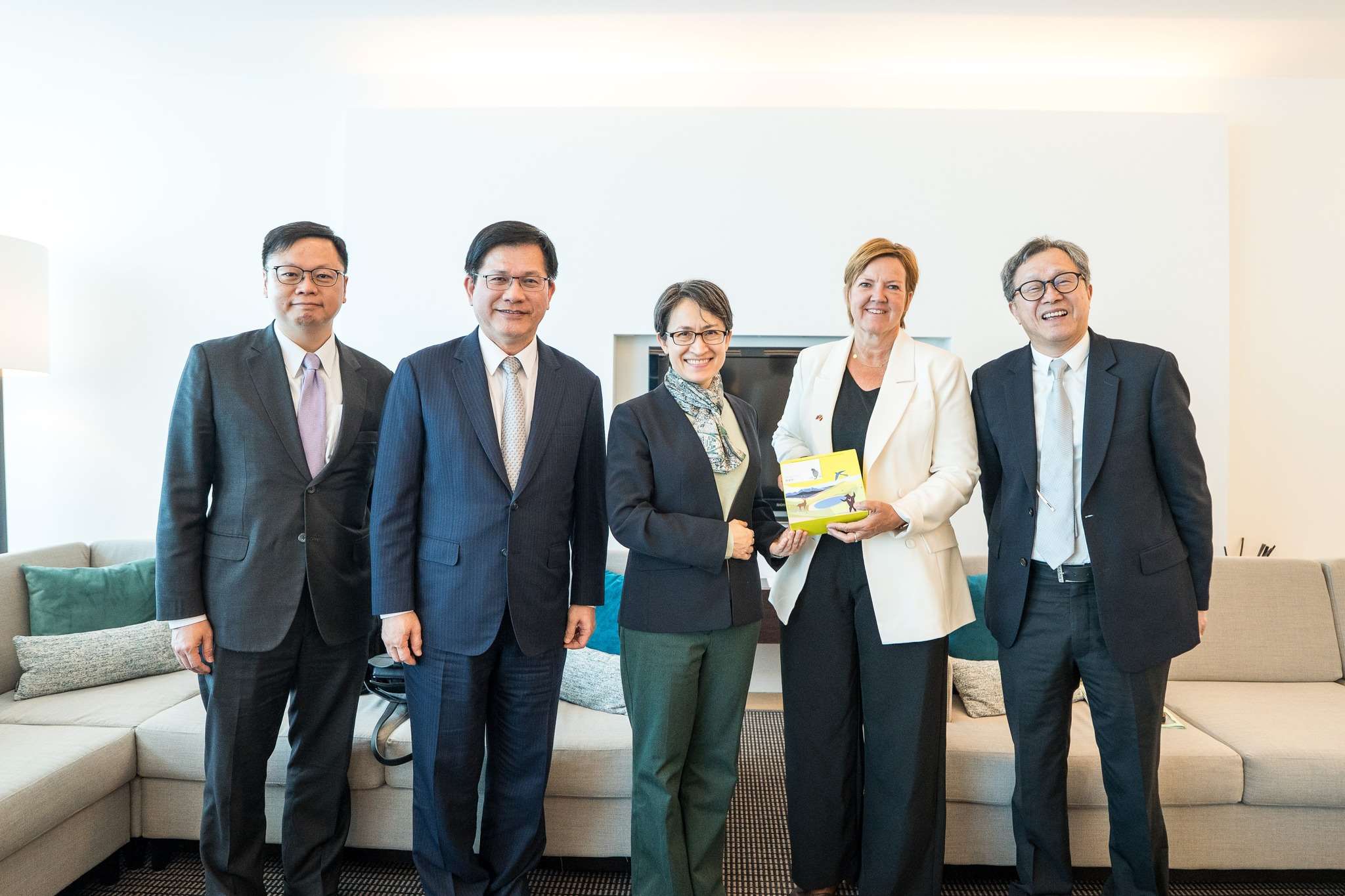 擔任IPAC比利時共同主席的比利時眾議院外交委員會主席Els Van Hoof（右二）接機歡迎蕭美琴副總統及外交部訪團一行。(林佳龍臉書)