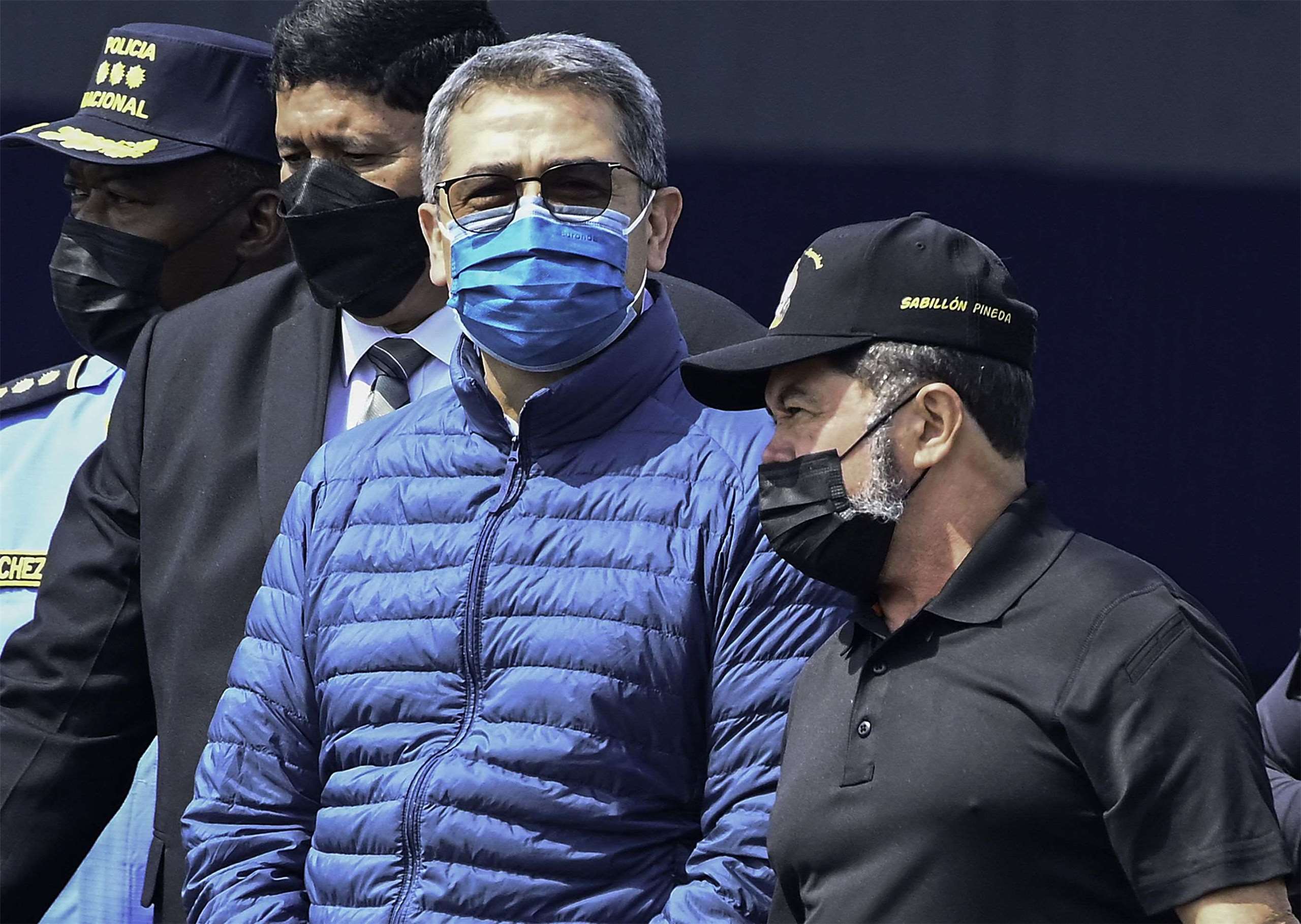 圖為宏都拉斯前總統葉南德茲(Juan Orlando Hernandez)2022年4月被引渡至美國。 