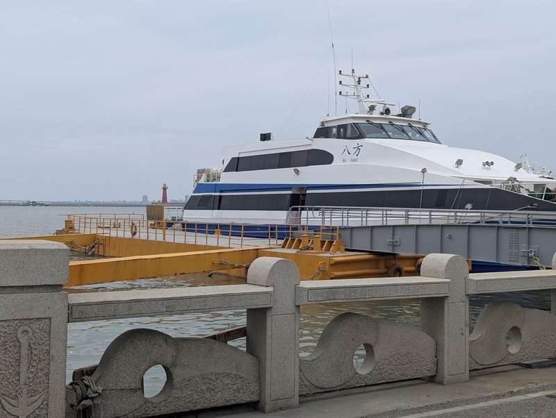 因應鳳凰颱風來襲，小三通金門至廈門及泉州航線今天(10日)雙向停航。圖為金門小三通船班外觀。 (圖：中央社)