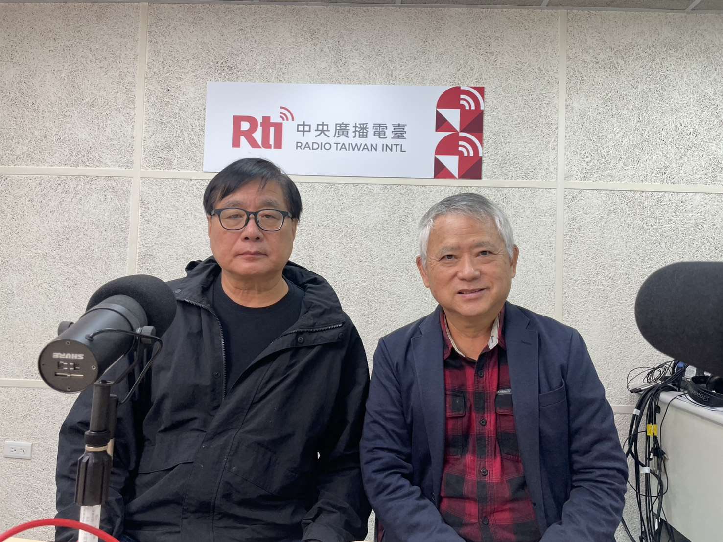 李酉潭教授(右)接受主持人楊憲宏( 左)訪問。( 圖：黃絹)