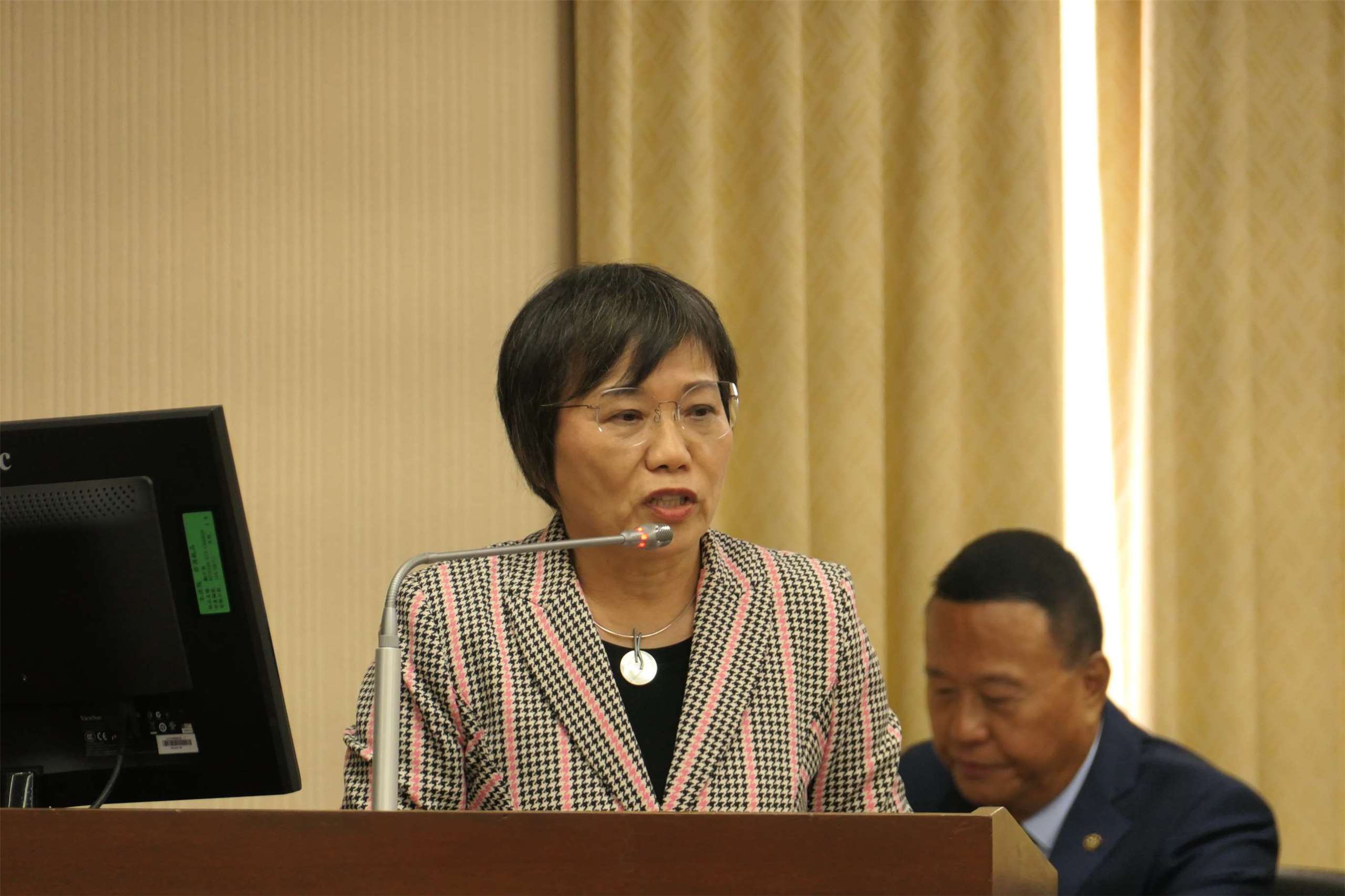 內政部長劉世芳(前)今天(24日)到立法院內政委員會，針對「普發新版台灣全民安全指引如何提升全民安全意識的政策效益評估」進行專案報告並備質詢。(趙婉淳 攝)