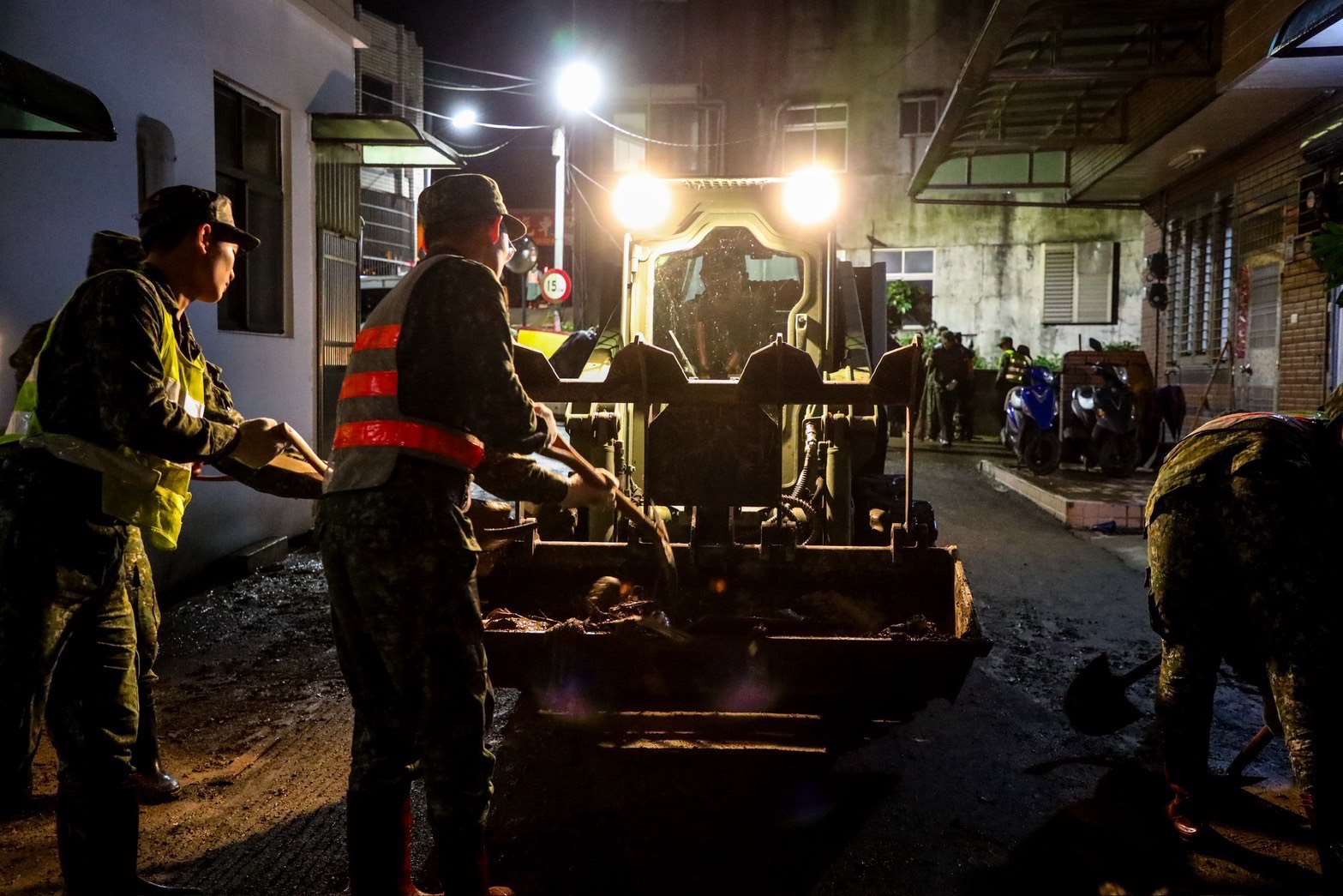 鳳凰颱風造成宜花地區嚴重災情，國軍不分晝夜持續投入兵力進行災後復原工作。圖為53工兵群在宜蘭執行清淤工作。(國軍第三作戰區提供)