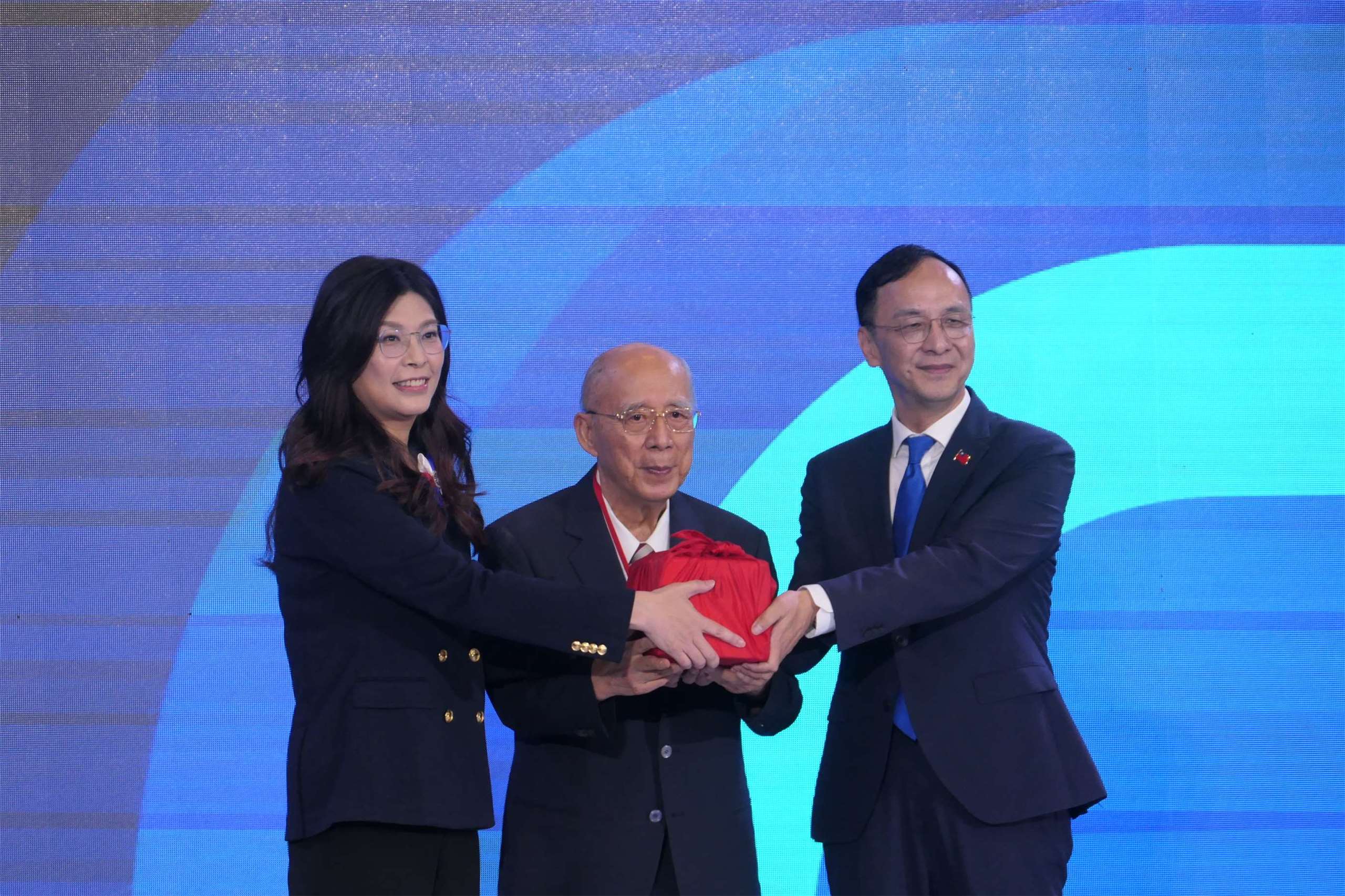 國民黨第22屆第1次全代會今天(1日)在台北市成功高中體育館舉行，在前黨主席吳伯雄監誓下，朱立倫正式把印信交接給新任黨主席鄭麗文。(趙婉淳 攝)