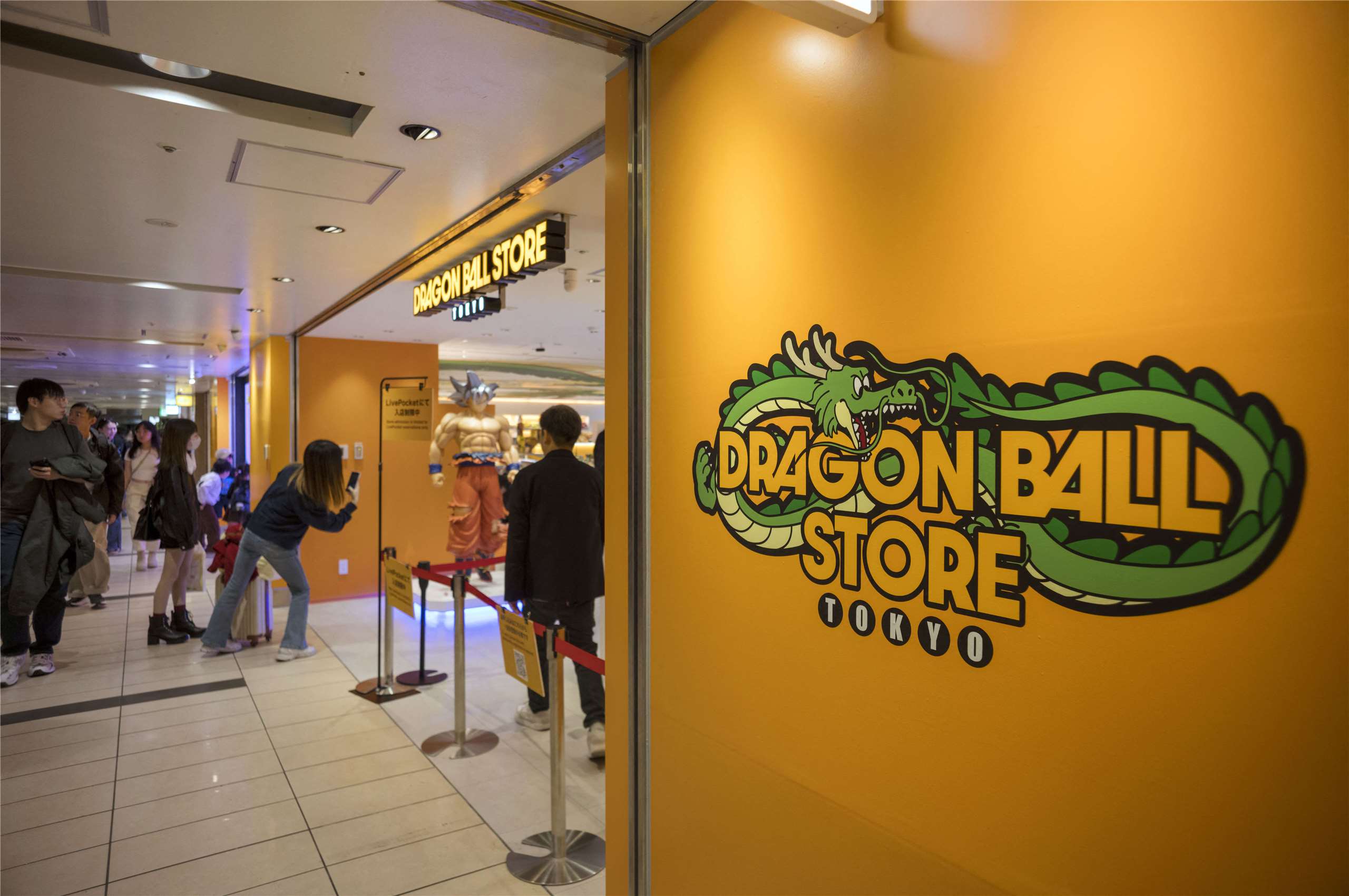 全球首間七龍珠實體專賣店，14日在日本東京開幕。 (AFP)