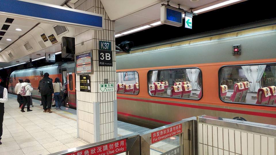受颱風鳳凰影響，台鐵公司12日宣布多路段停駛。圖為台鐵月臺資料照。（劉玉秋 攝）