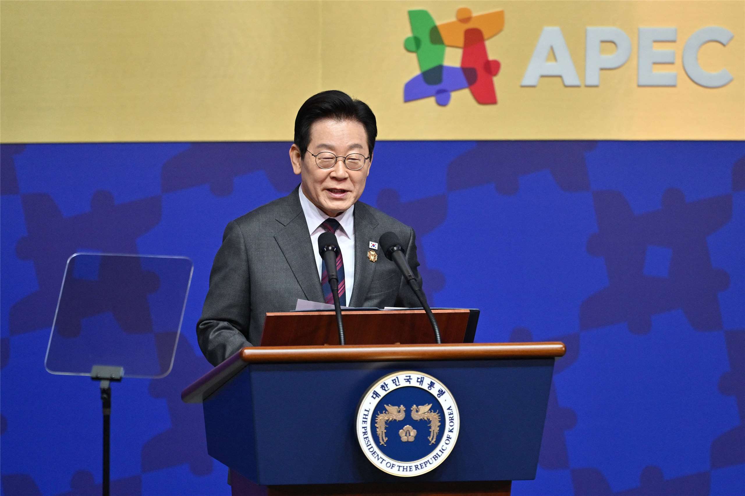 南韓總統李在明在亞太經濟合作會議(APEC)企業領袖峰會致詞。