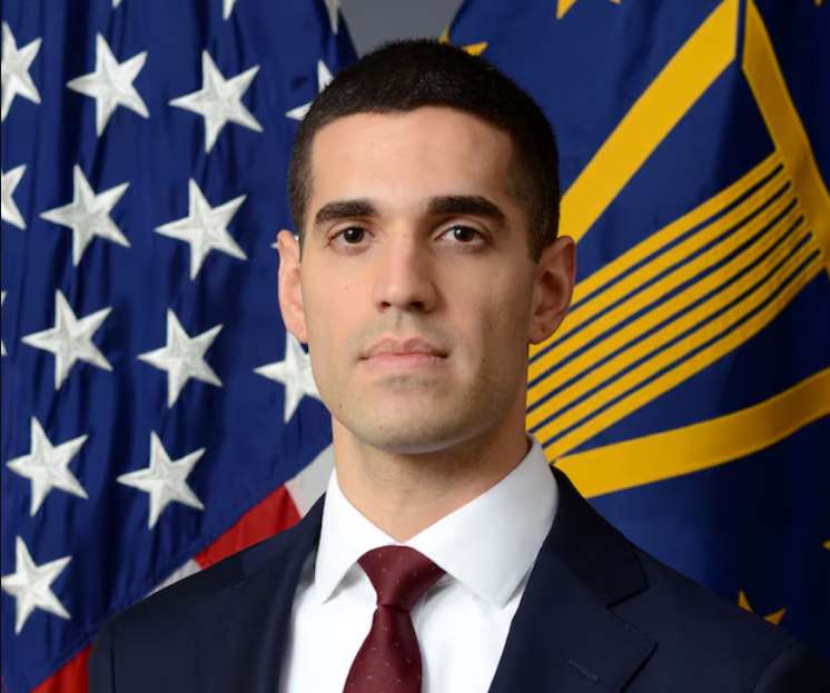 美國國防部負責政策的副次長提名人韋勒茲－葛林（Alexander Velez-Green）。(圖：美國國防部)