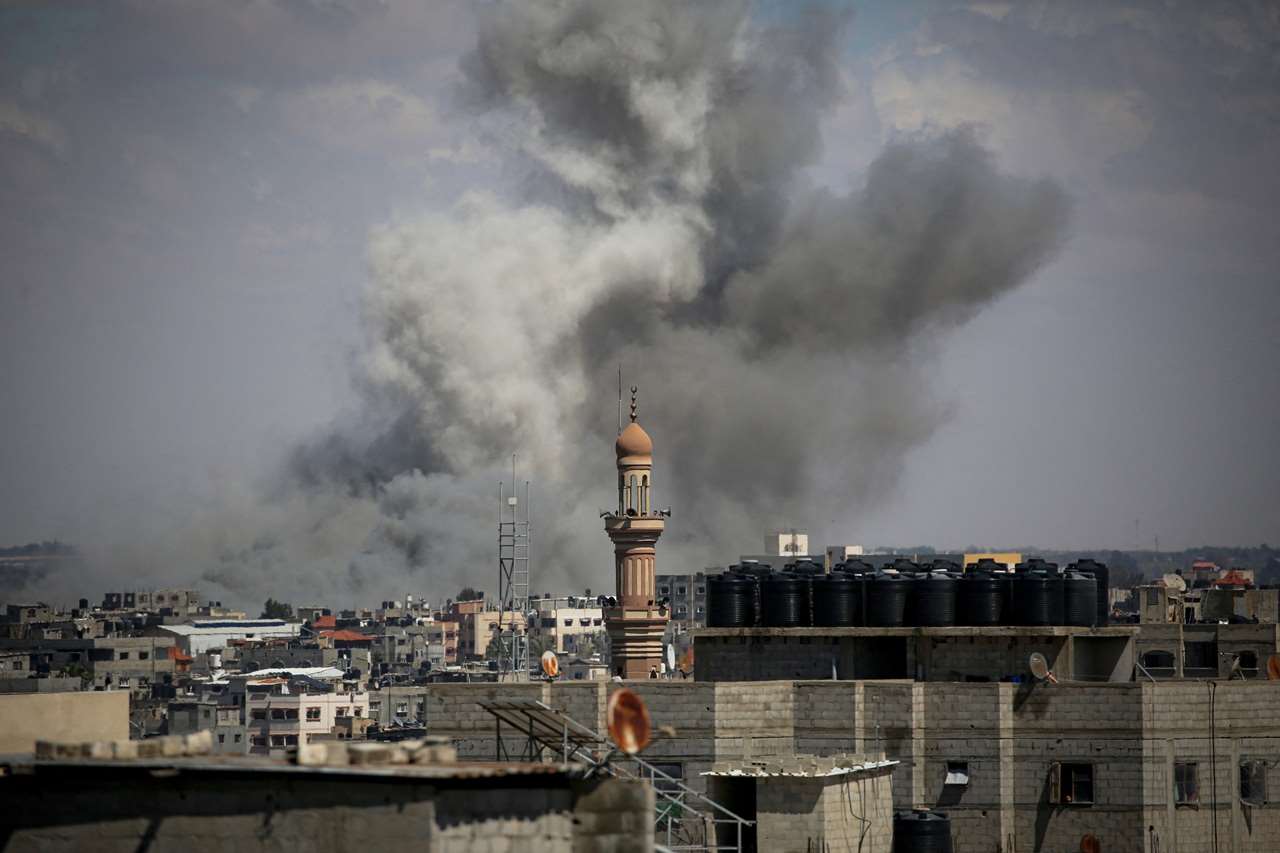 圖為加薩城市拉法(Rafah)東部地區遭到轟炸。