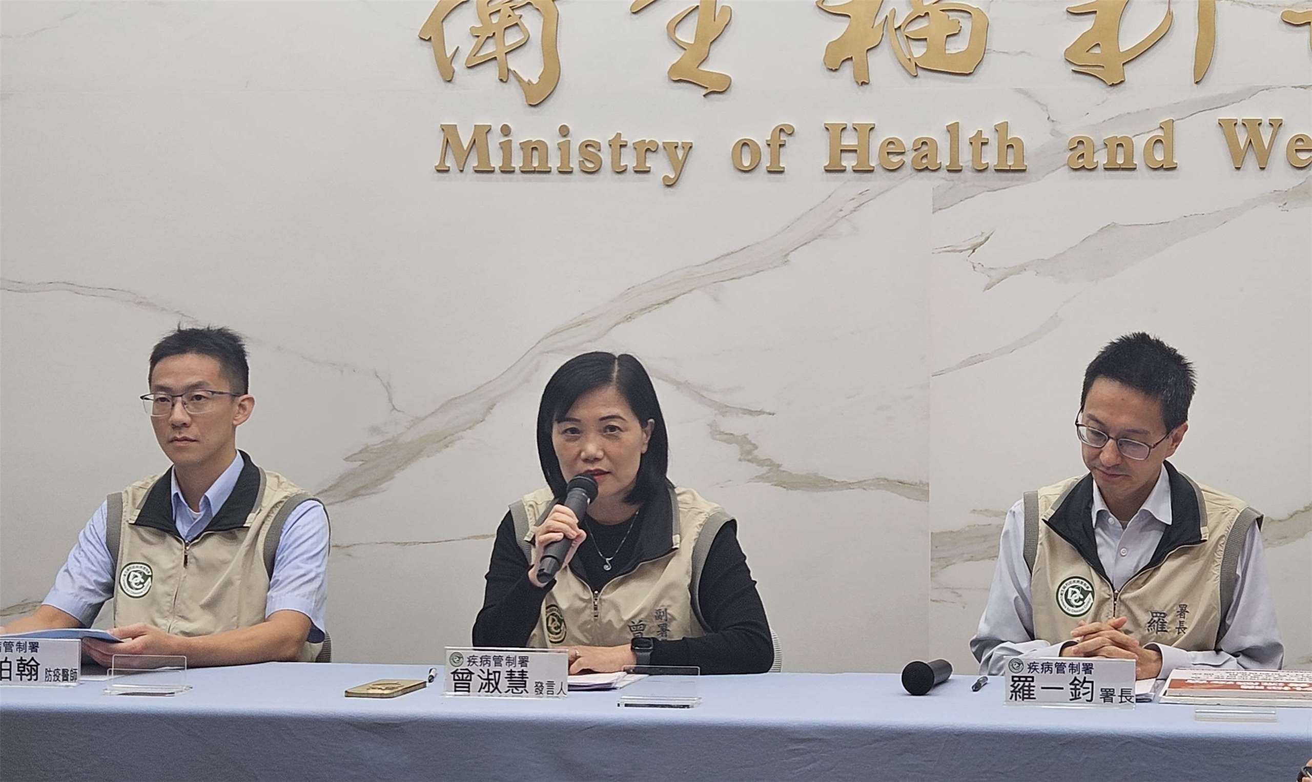 疾管署25日公布台灣11月新增7例M痘確定病例，疾管署發言人曾淑慧(中)提醒民眾做好自我防護。(劉品希 攝)