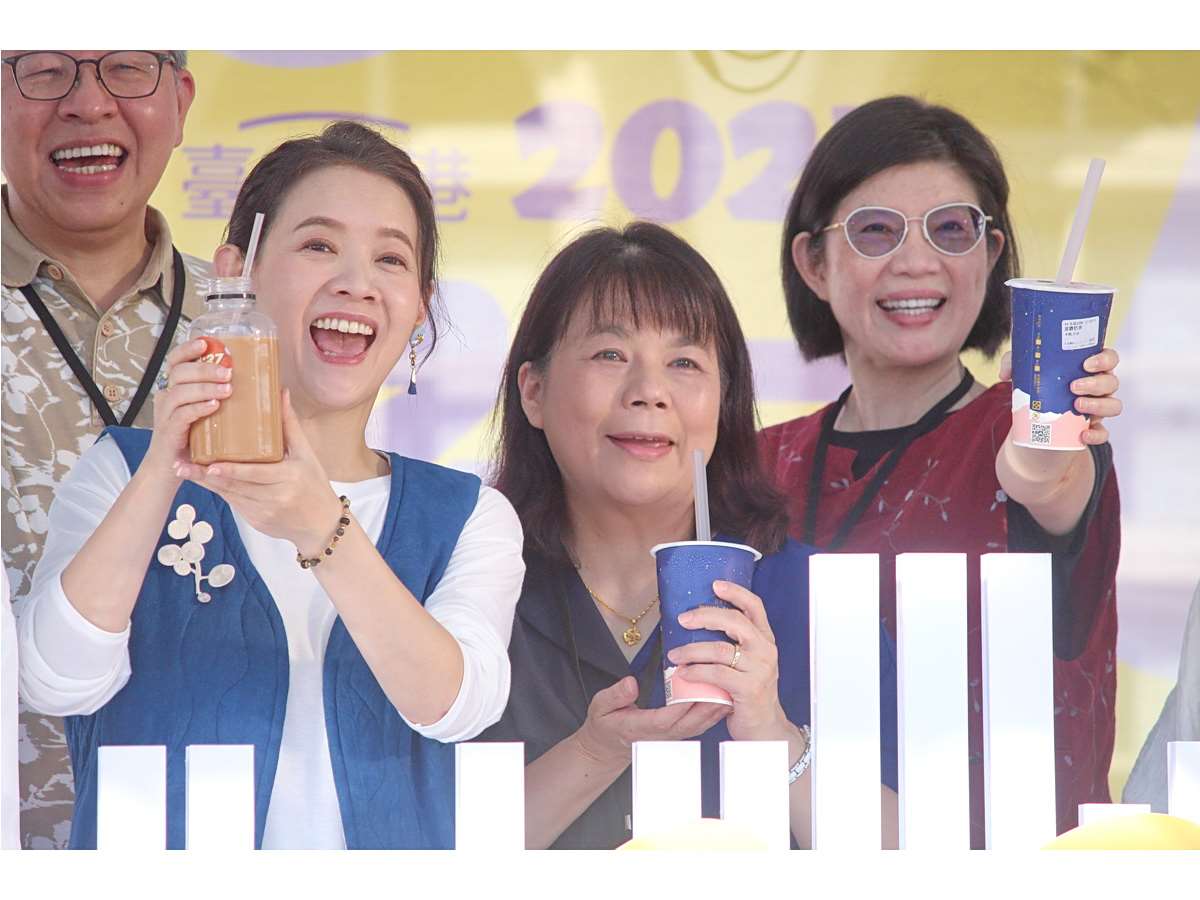 策進會8日開始在華山文創園區舉辦「2025好友港節市集」，策進會董事長賴秀如、陸委會副主委李麗珍、活動大使曾寶儀(前排右至左)出席開幕儀式 (央廣記者王照坤 攝)