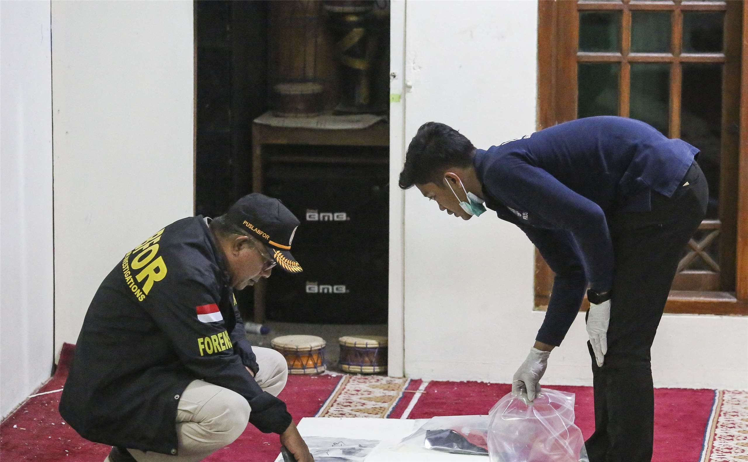 印尼首都清真寺爆炸55人受傷，嫌疑犯年僅17歲。(AFP)