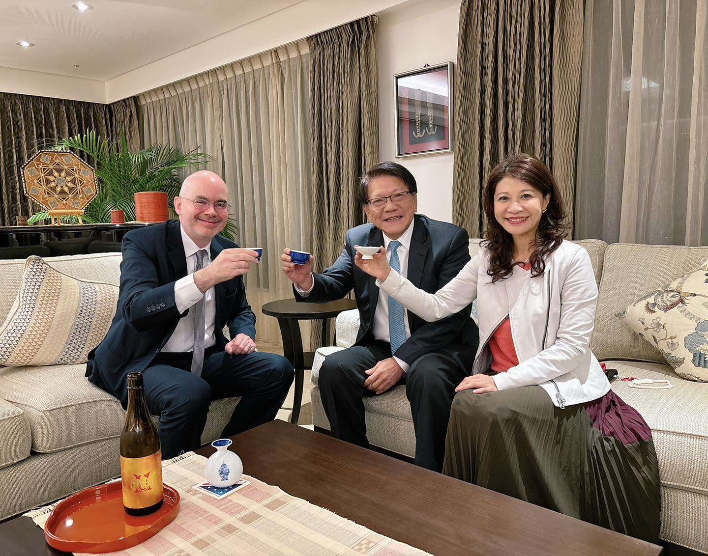 美國在台協會(AIT)處長谷立言(左)21日在臉書發文，曬他昨天晚上與總統府秘書長潘孟安(中)以及立委林楚茵(右)一起日本清酒舉杯照片，象徵美台共同挺日。(AIT粉專)