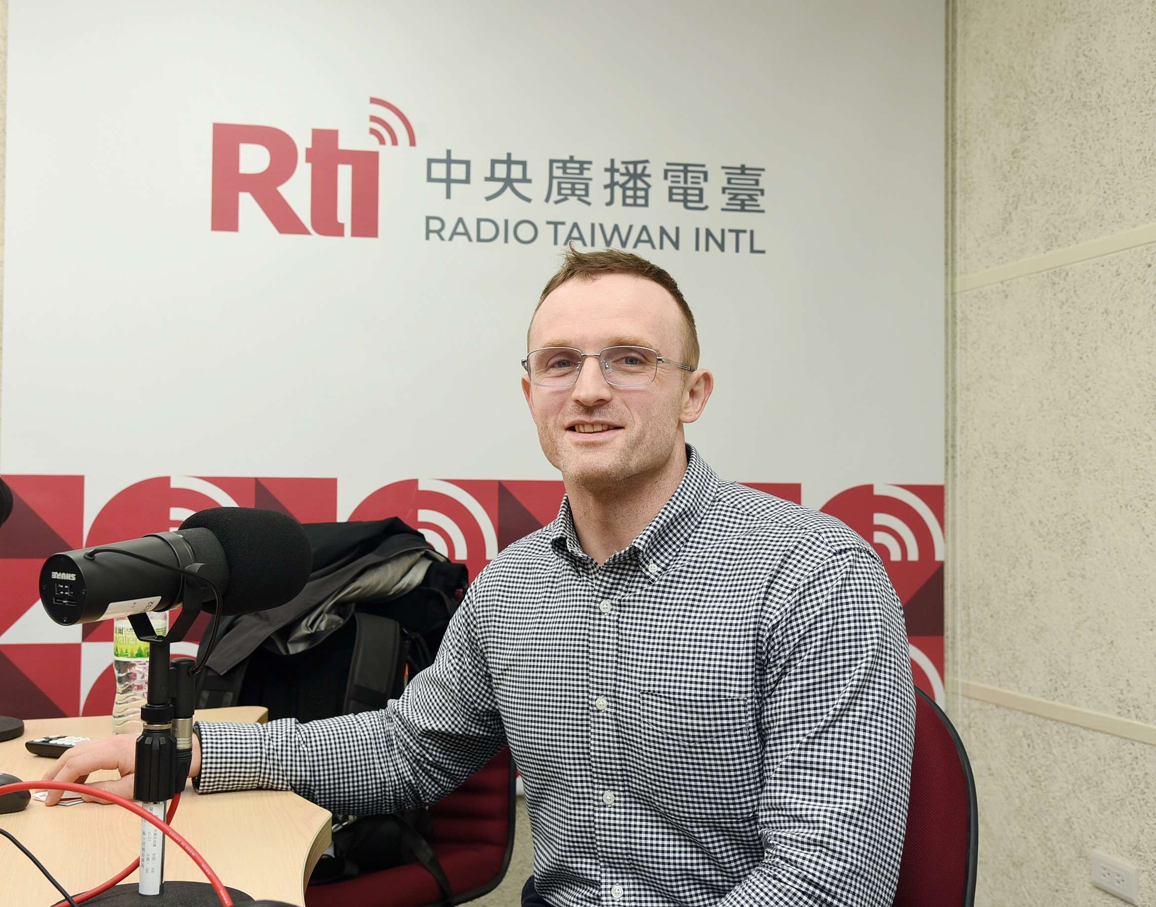 美國「自由之家」i台灣辧公室負責人、異言網研究組長史凱文（Kevin Slaten）接受央廣「兩岸ING」節目專訪。（圖：江麗華 攝）
