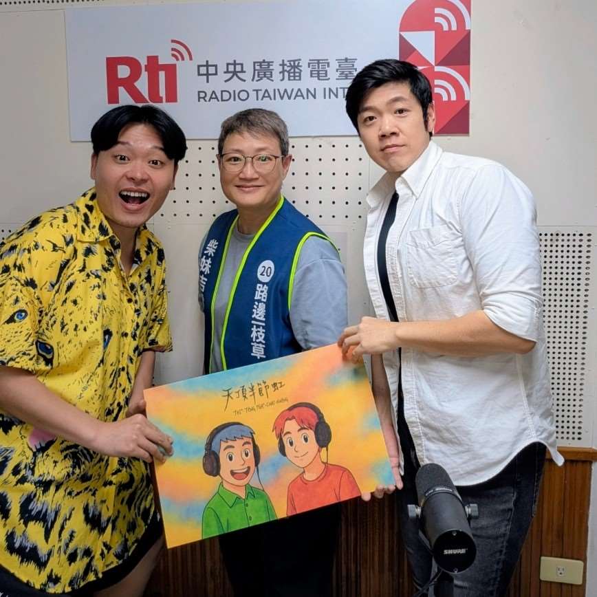 主持人佑仁(左)、亞特(右)與來賓阿草(中)