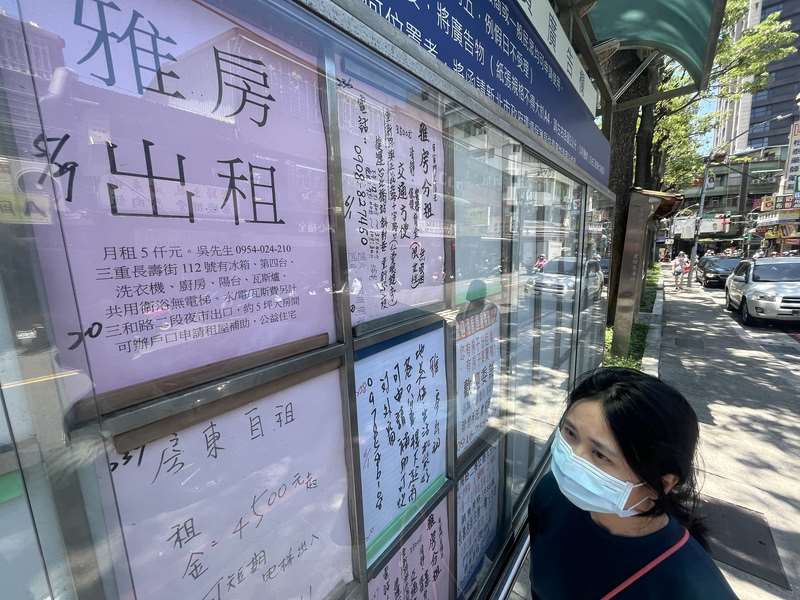 圖為民眾觀看房屋招租資訊。資料照片。