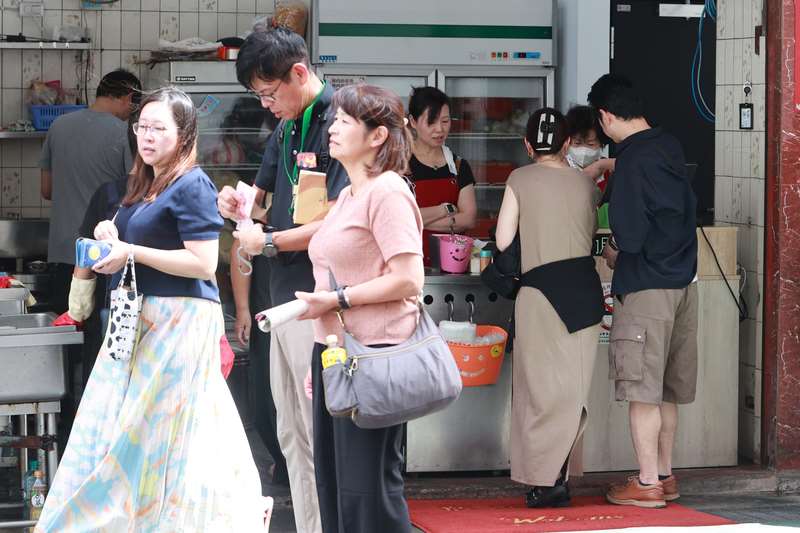 主計總處28日公布今年最新經濟成長率預測為7.37％，大幅上修2.92個百分點，創約15年來最高增幅。圖為台北市中正區民眾午餐時間外出購買餐食。