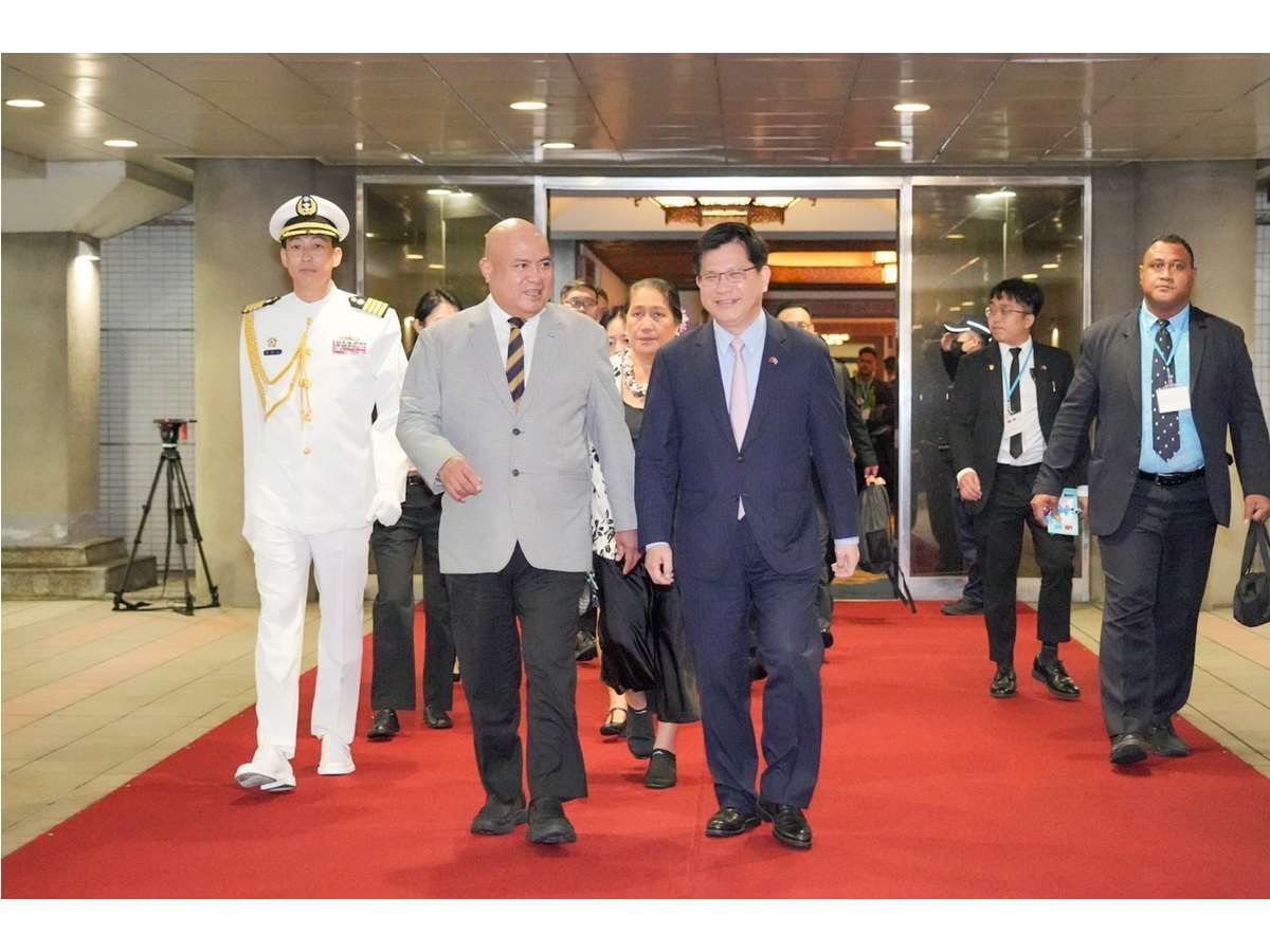 友邦吐瓦魯總理戴斐立(Feleti Teo，前左)應我國政府邀請，17日率團來台國是訪問，外交部長林佳龍(前右)前往接機。(外交部提供)
