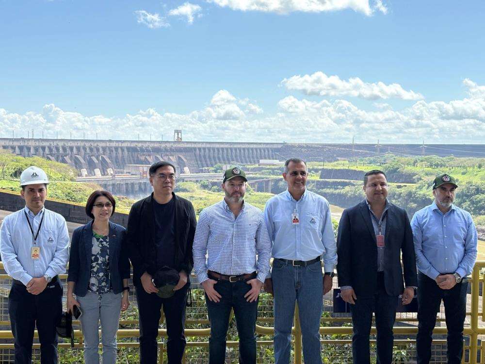 環境部長彭啓明(左3)與巴拉圭環境部長巴雷多(中)造訪拜訪伊泰普水力發電廠。(環境部提供)