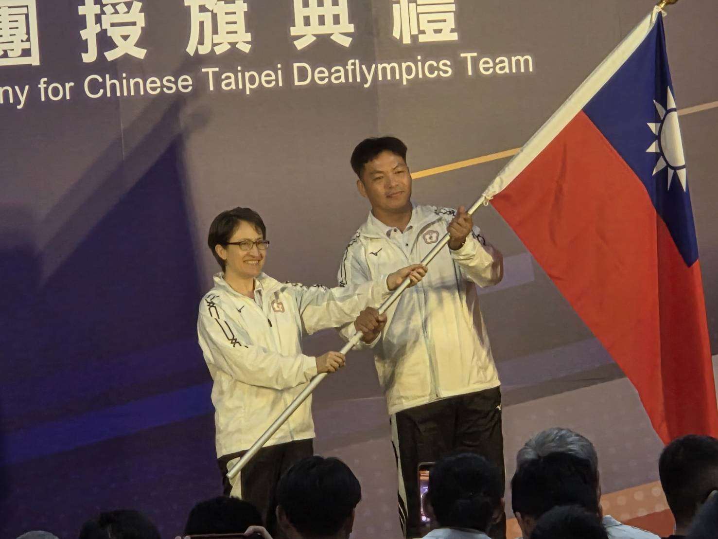 副總統蕭美琴(左)10日為我國參加「2025年第25屆東京達福林匹克運動會」代表團授旗。(江昭倫 攝)