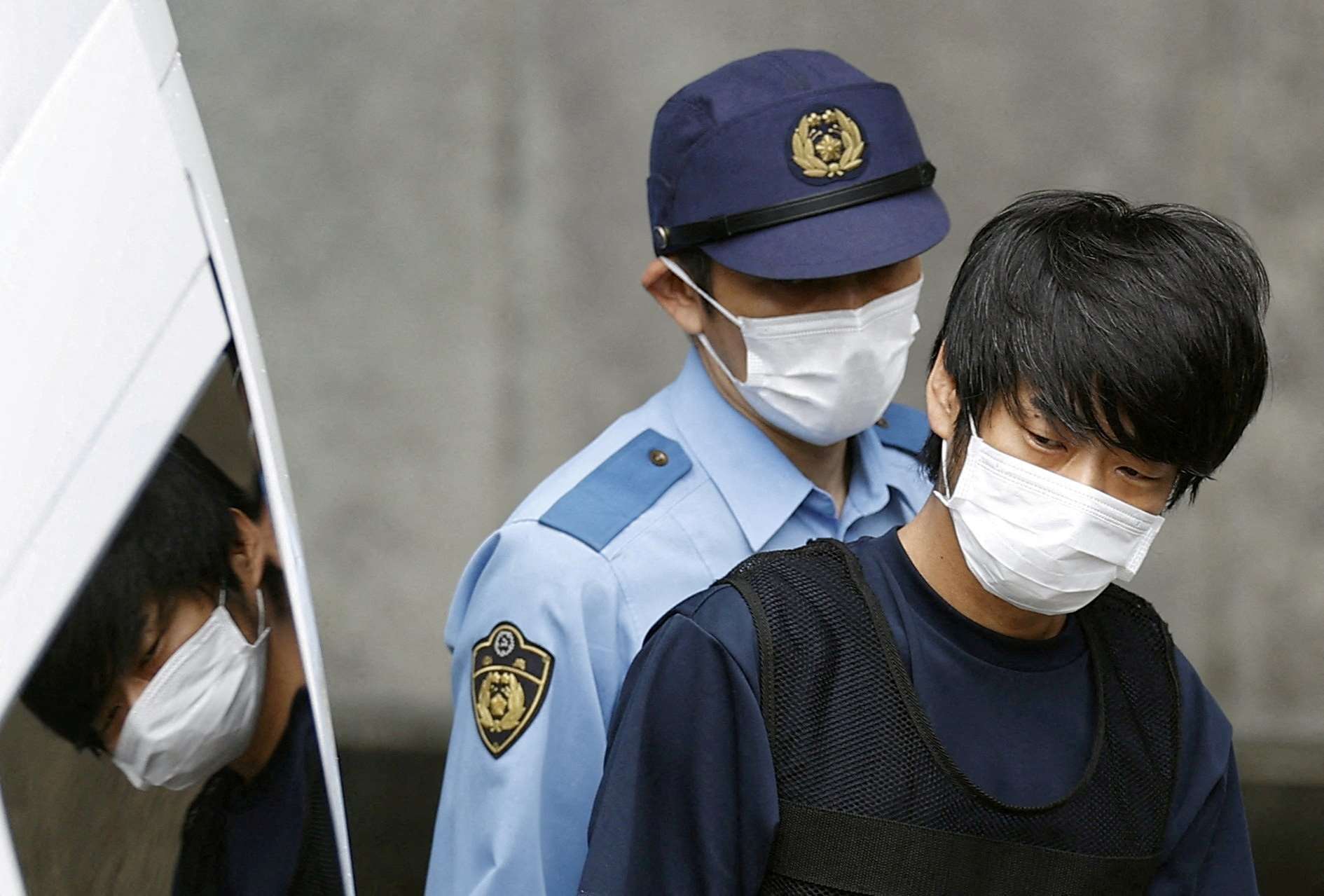 日本奈良地方法院最近持續審理前日相安倍晉三遇刺身亡案，凶嫌山上徹也（右）的母親13日以證人身分出庭。資料照。(路透社/達志影像)