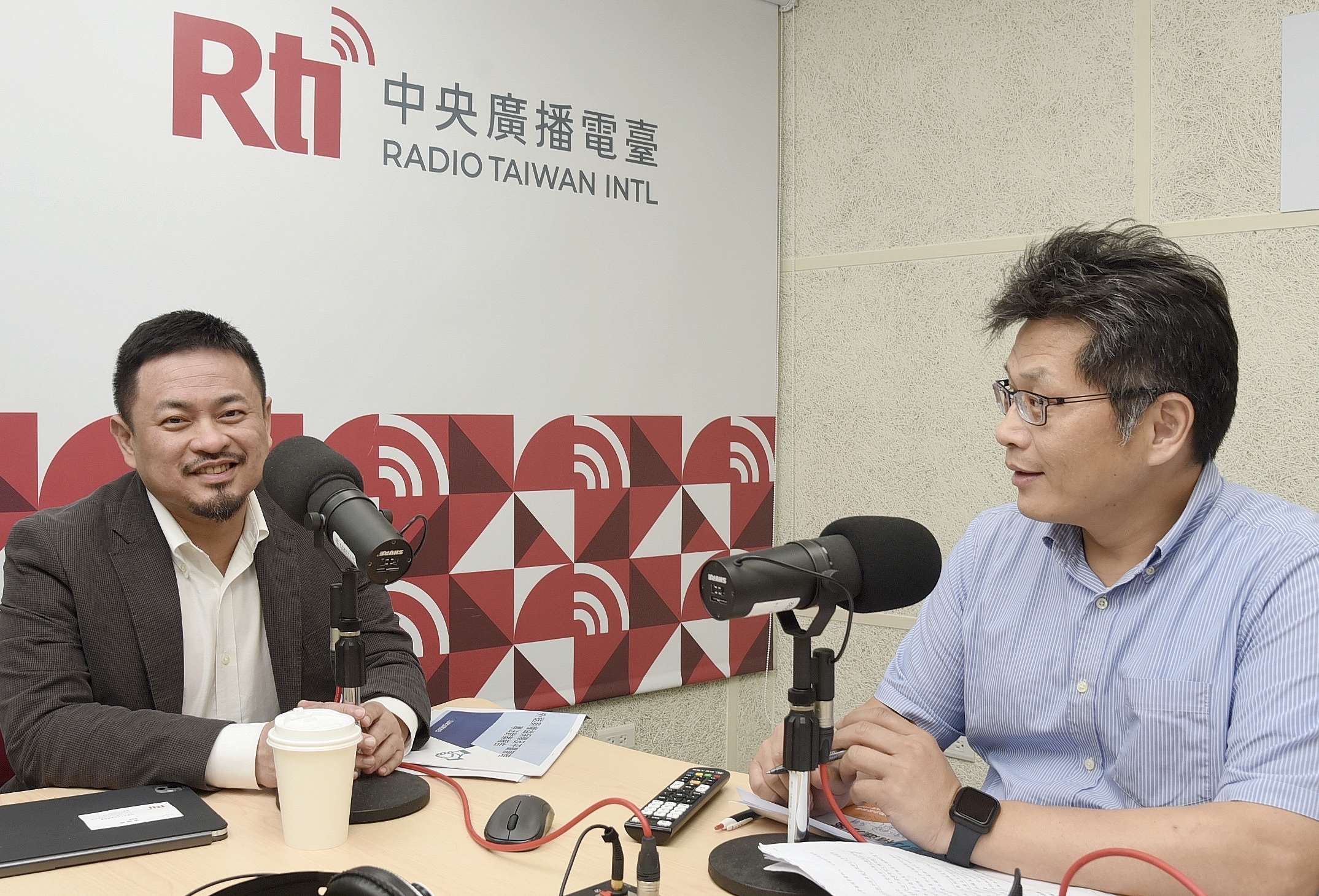 「這樣看中國」節目主持人蔡明芳訪勞動部長洪申翰(左)