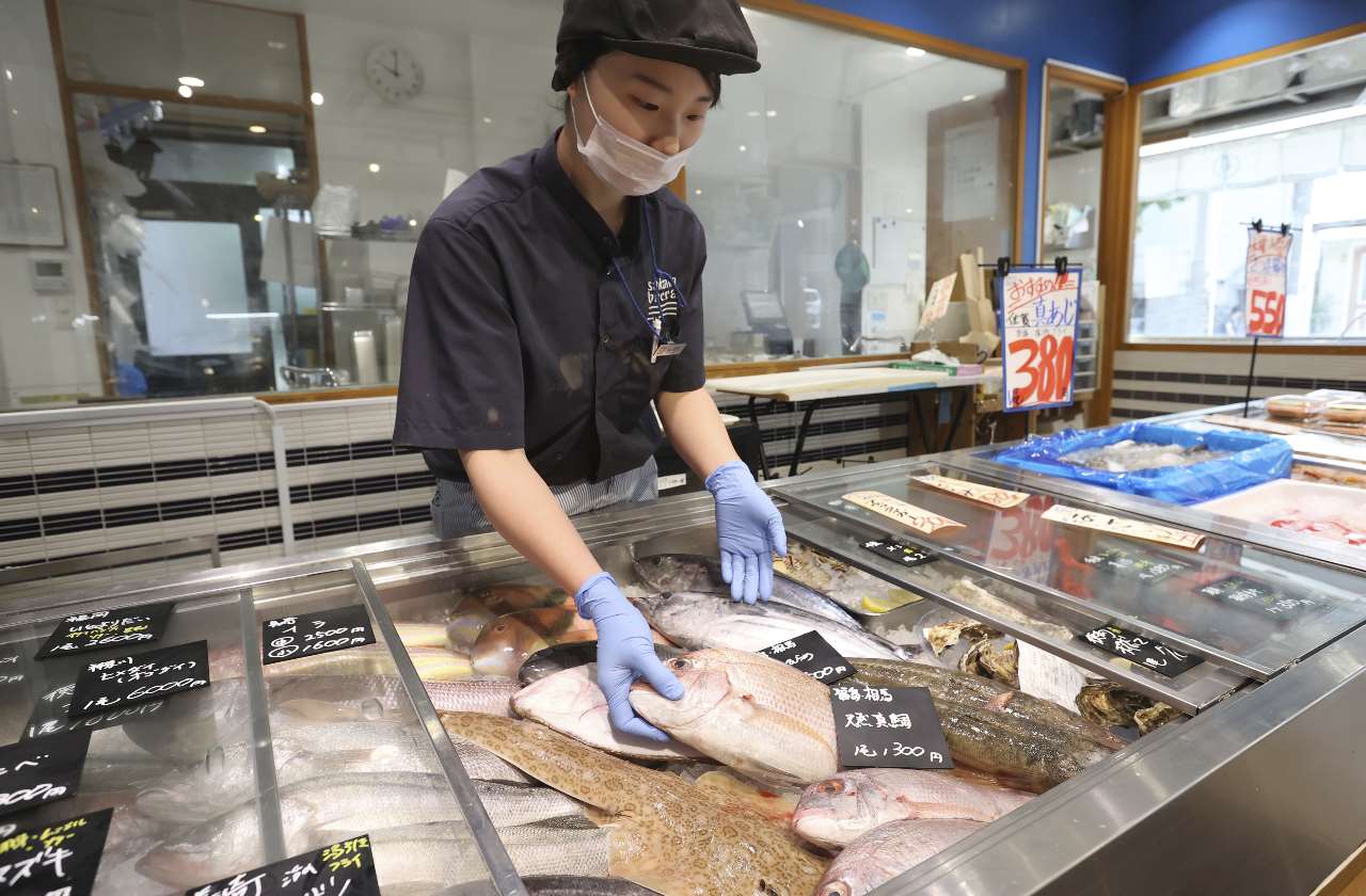 中國再度宣布禁止日本水產品進口，不過日本經濟學家認為，日本業者與漁民在上一波禁運後已經努力實現出口多元化，因此再度禁運影響有限。圖為東京一家販售魚類商品店鋪。(美聯社/達志影像)