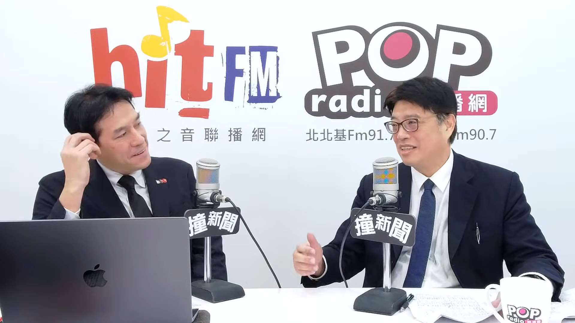 陸委會主委邱垂正(右)20日接受POP Radio「POP撞新聞」節目主持人黃暐瀚(左)專訪。(翻攝POP Radio YouTube頻道)